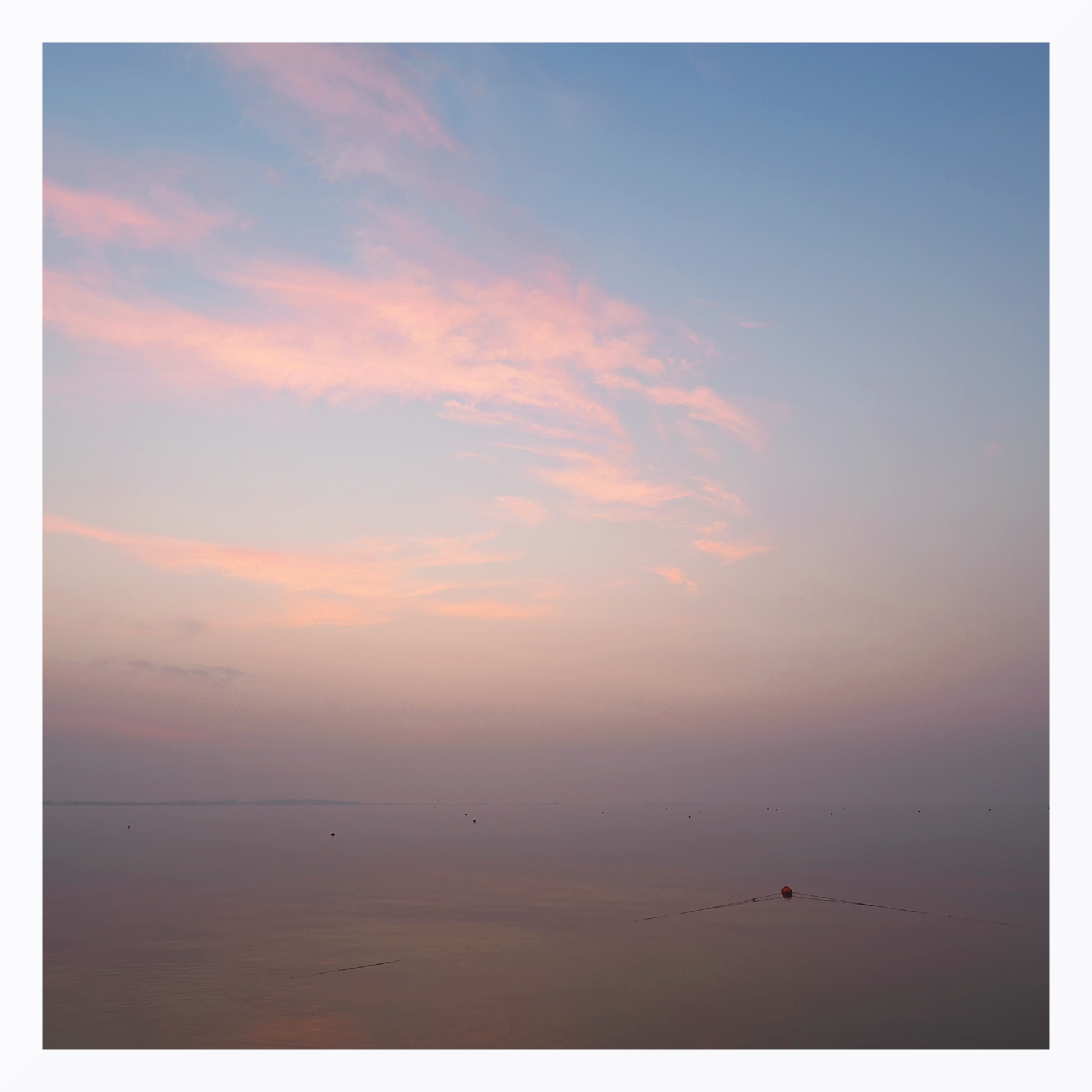 Aurora estiva sul mare con foschia