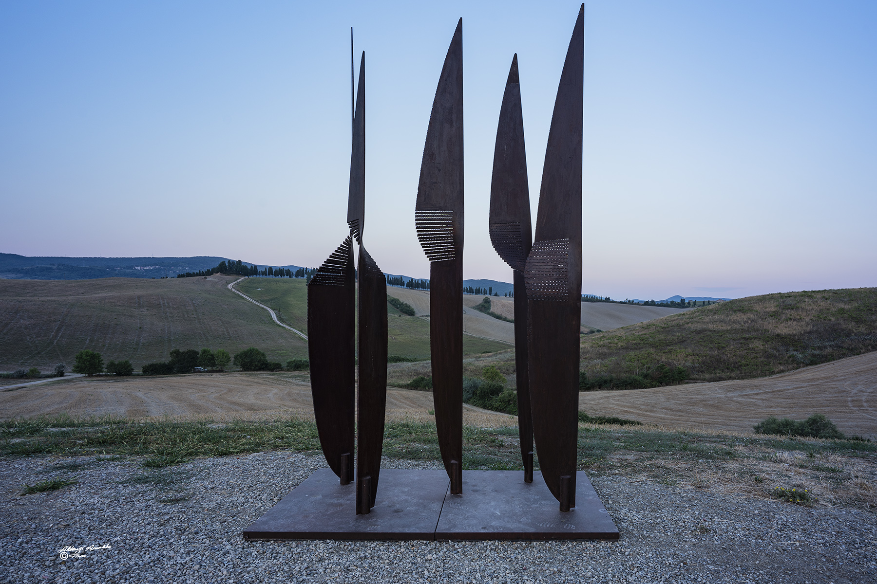 Sculture..Vista frontale sulla campagna.Teatro del silenzio