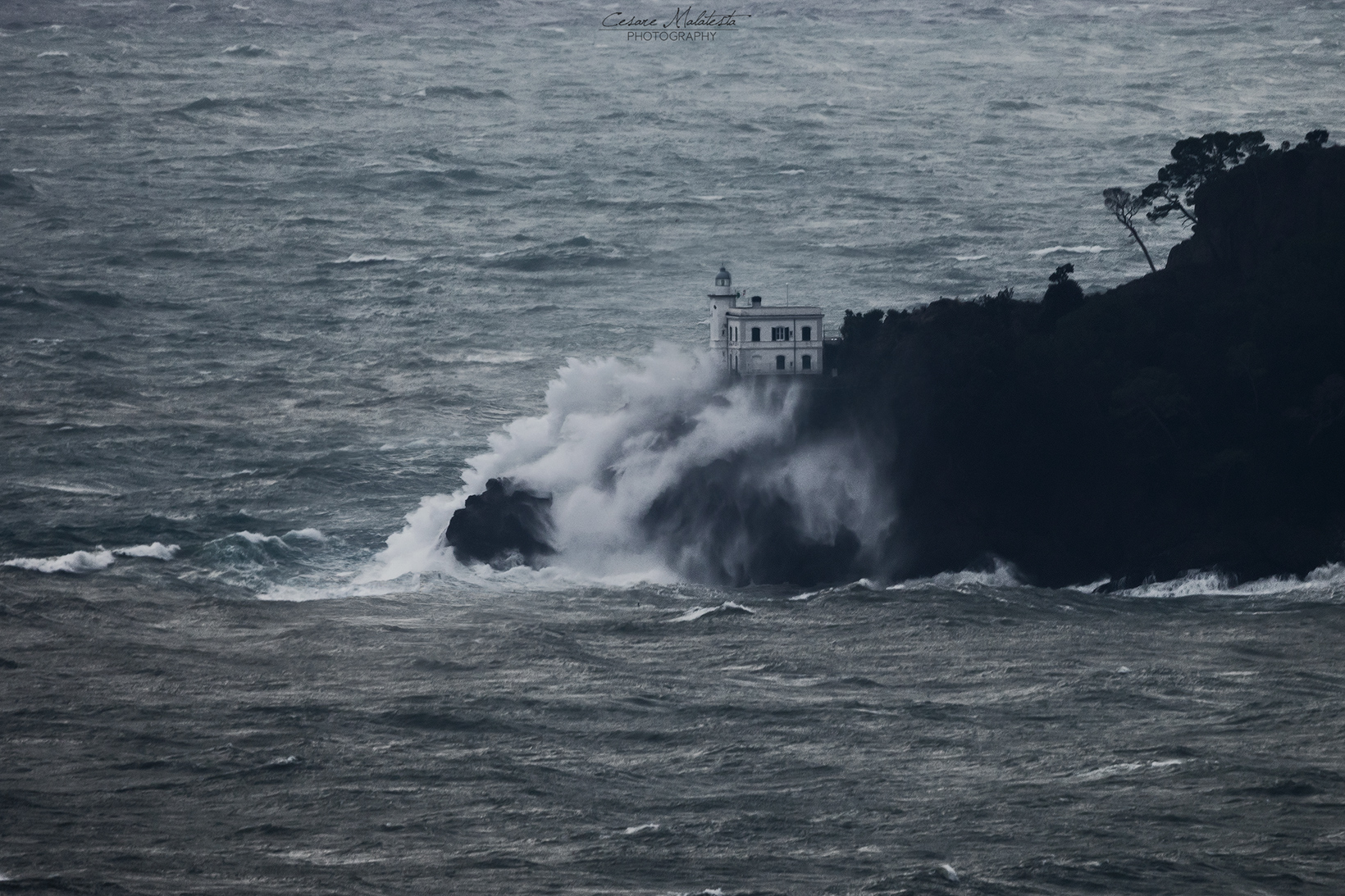 Onde sul Faro di Portofino