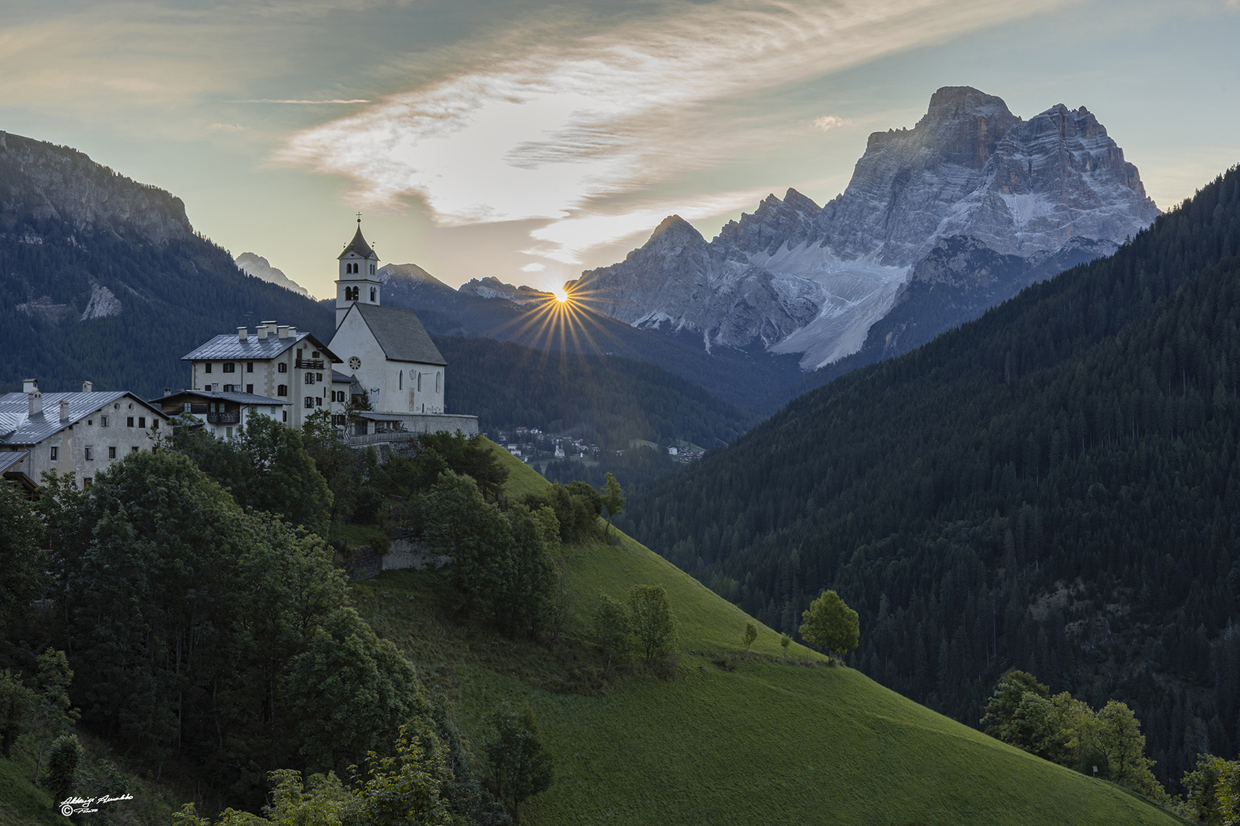 La chiesetta. Colle Santa Lucia. al sorger del sole.