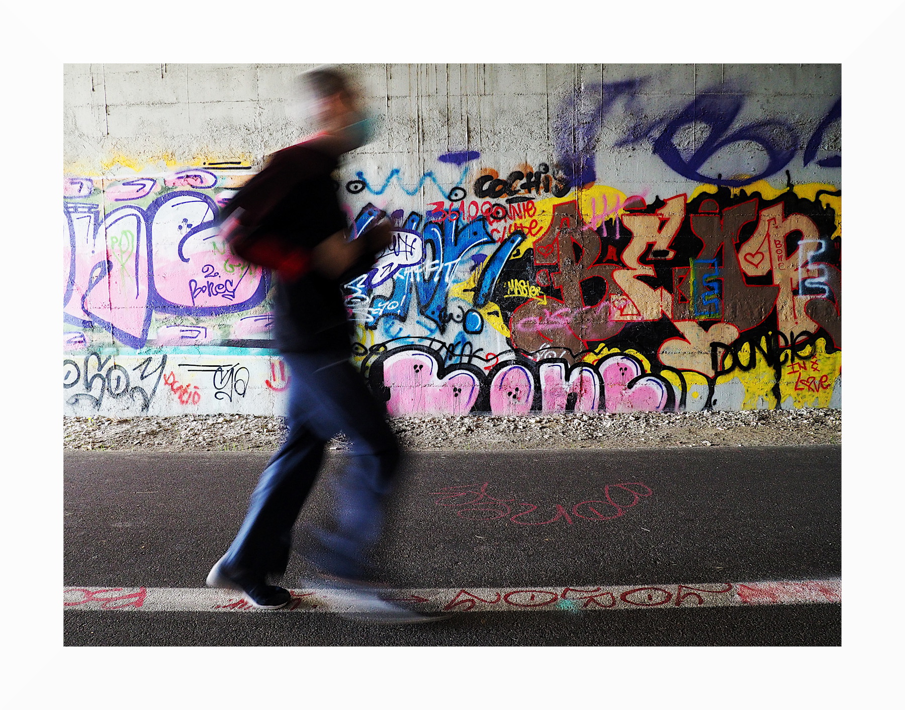 Podista domenicale nel sottopasso