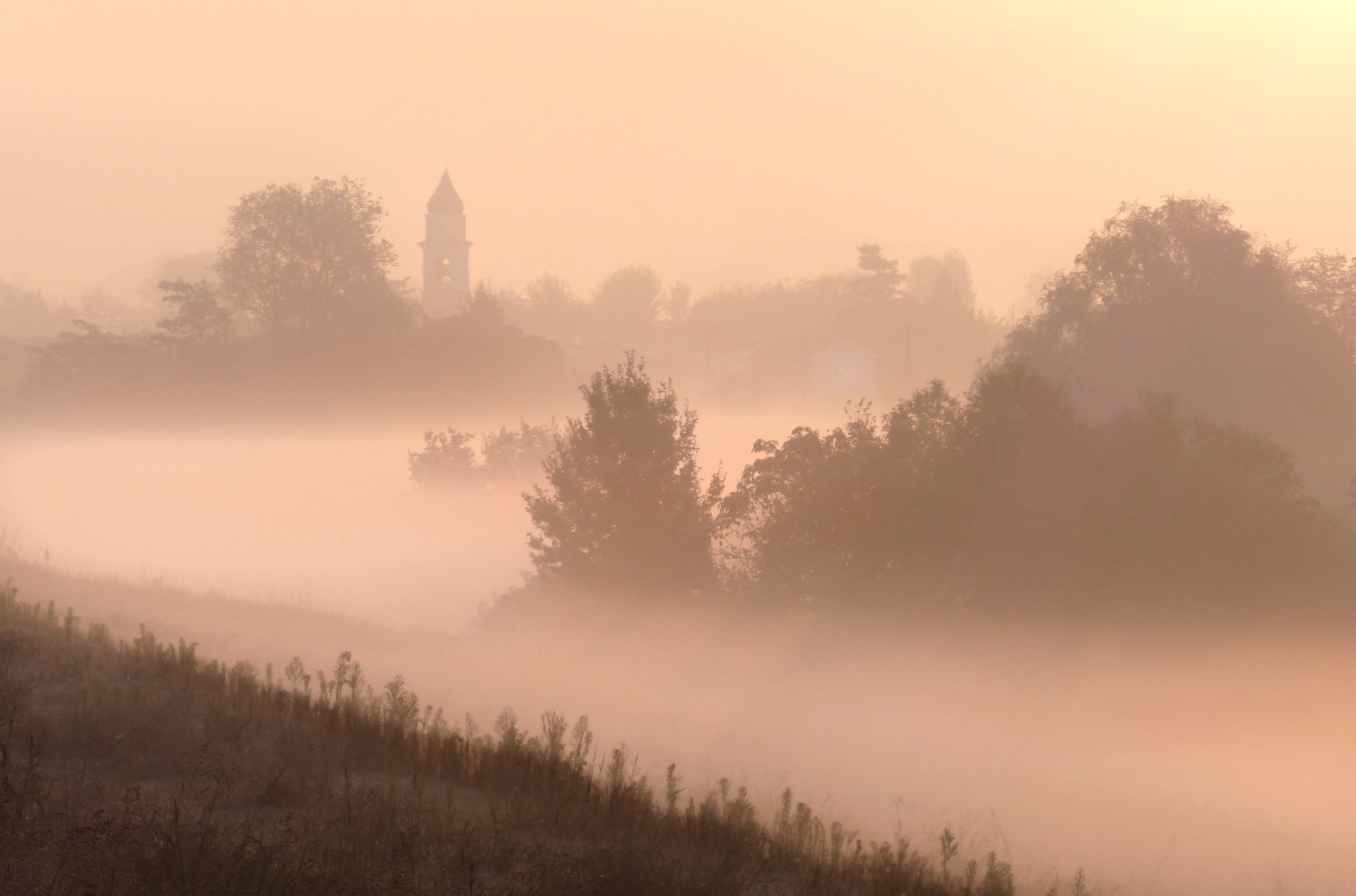 campanile alba e nebbia