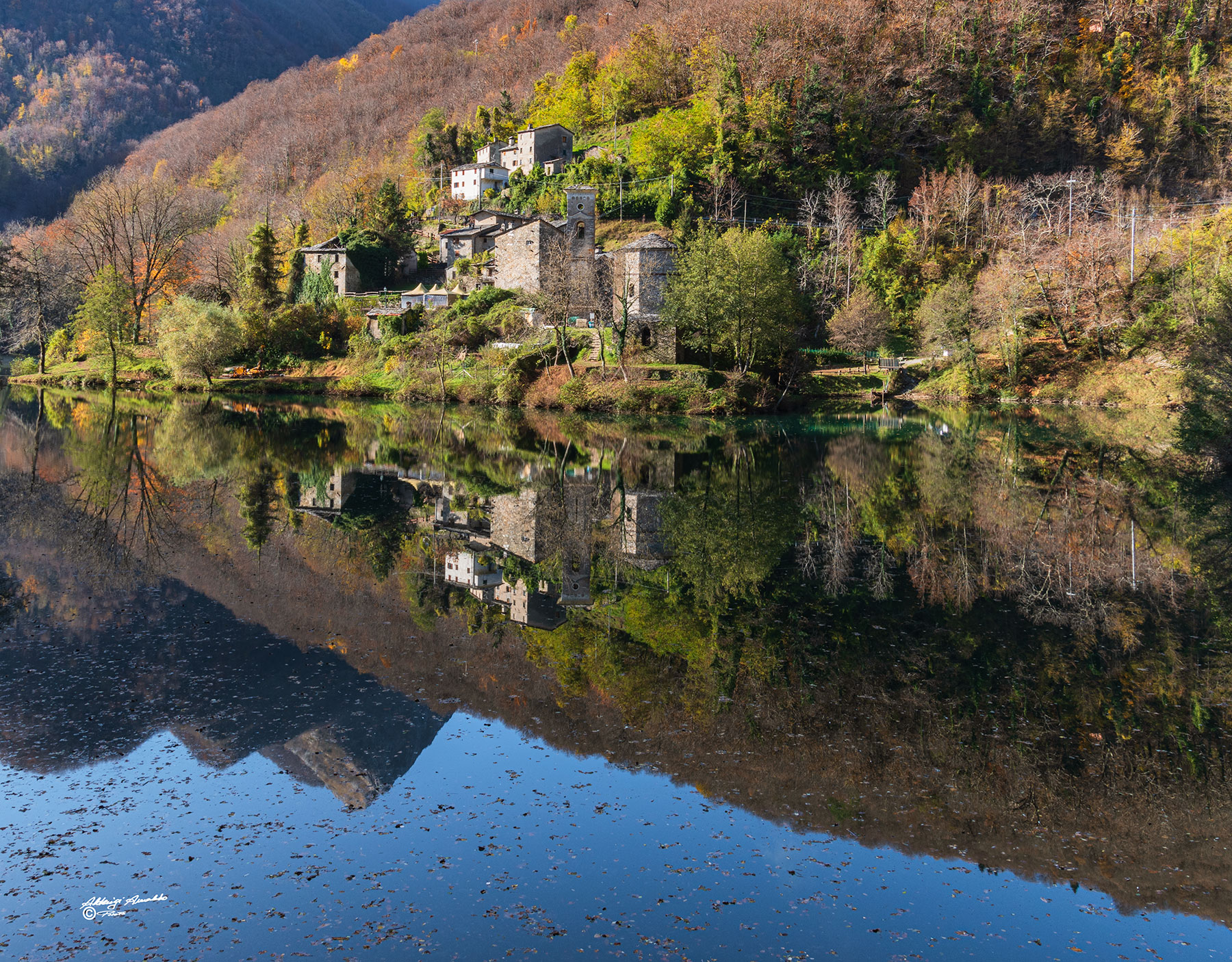 Isola Santa. con i suoi riflessi Autunnali.