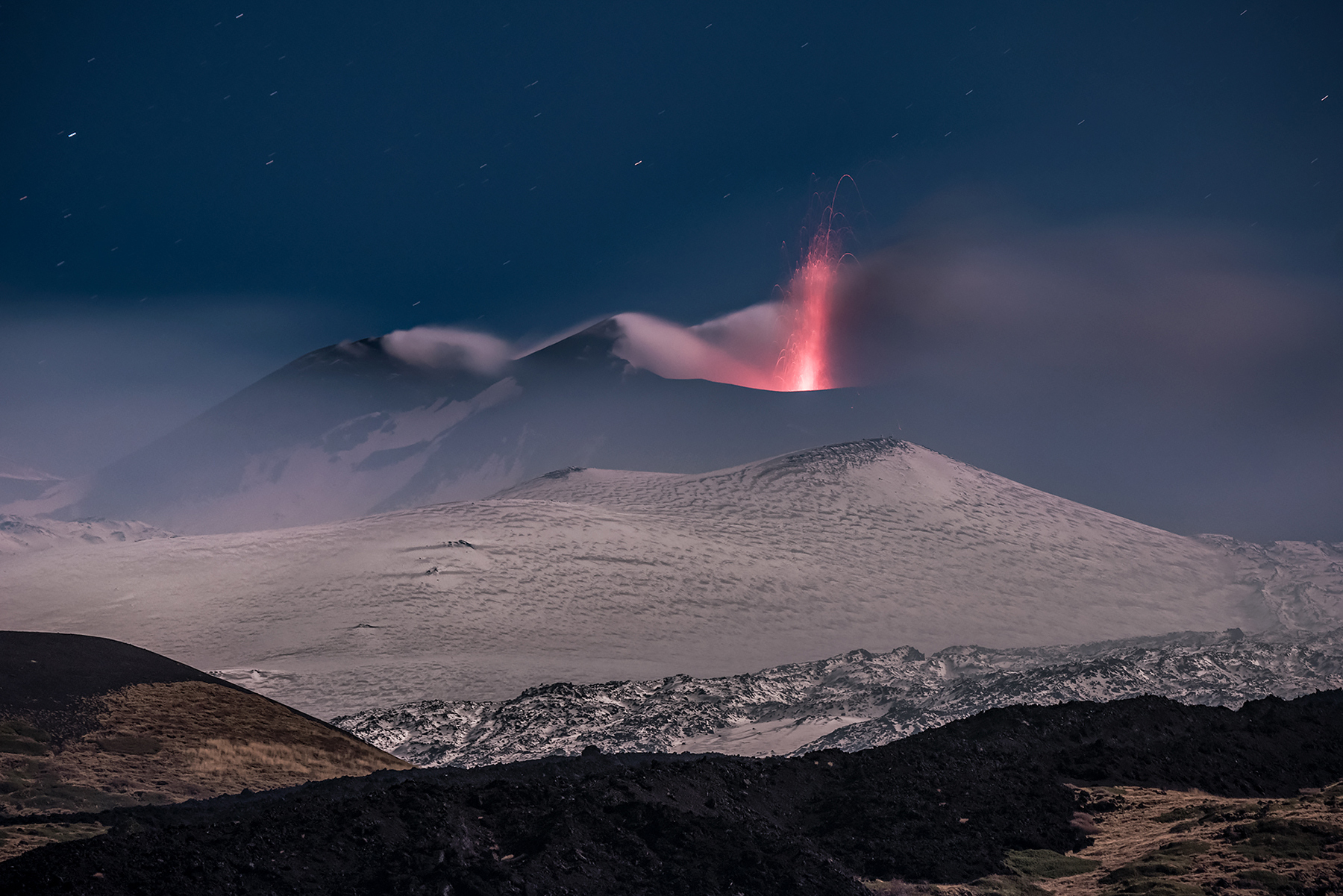 Le magiche luci dell'Etna sotto una pioggia di stelle