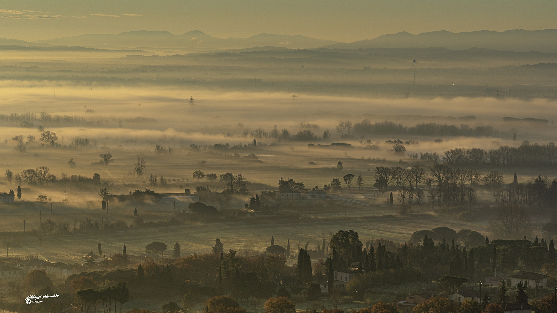 La leggera nebbia nella campagna all'alba..