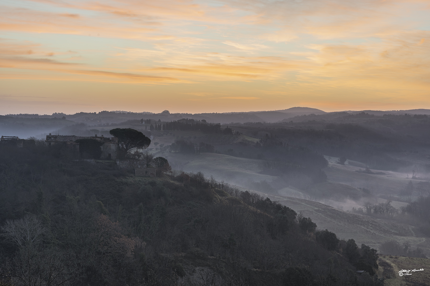 Le prime brume del mattino nella collina..