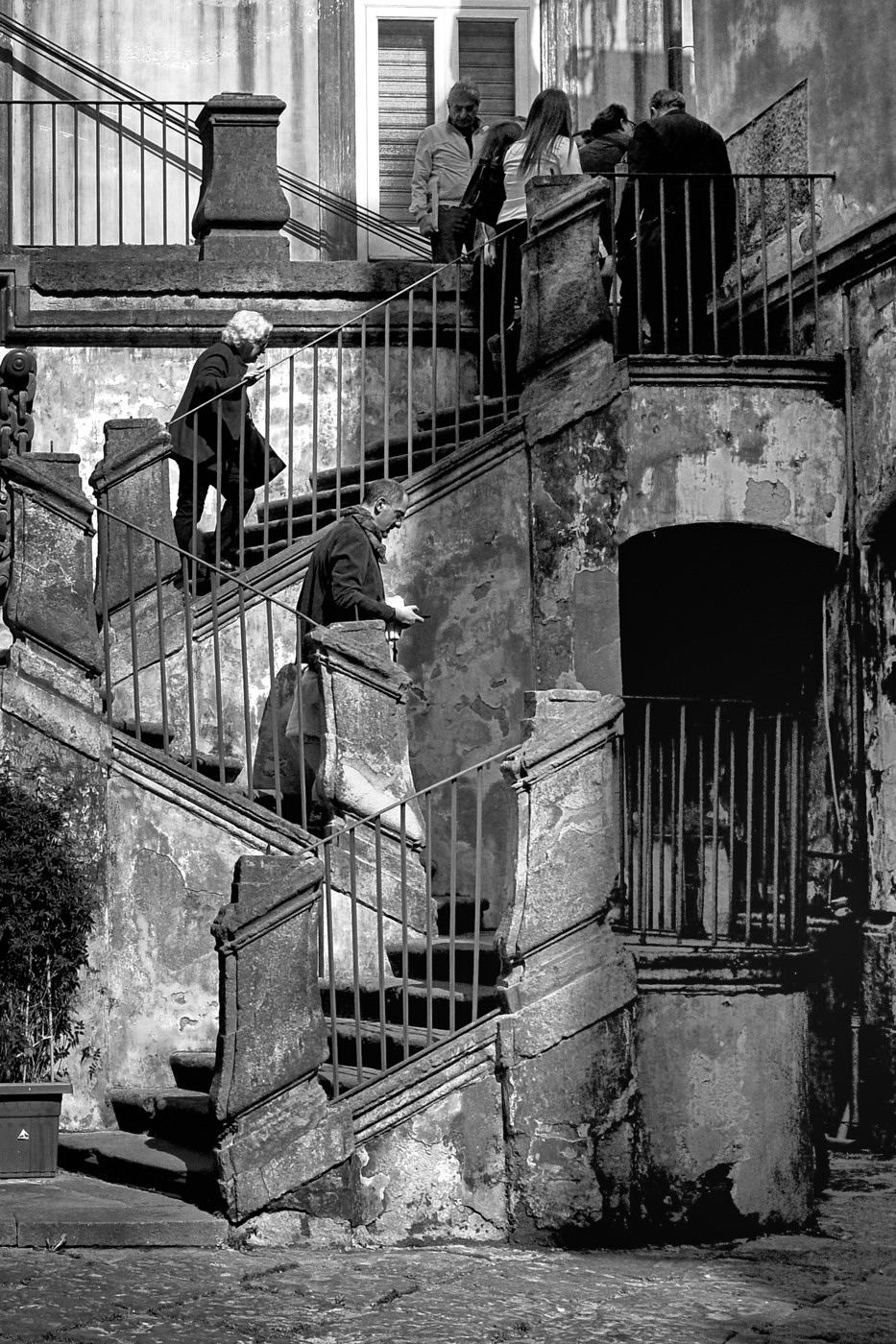 C'� chi sale e c'� chi scende!