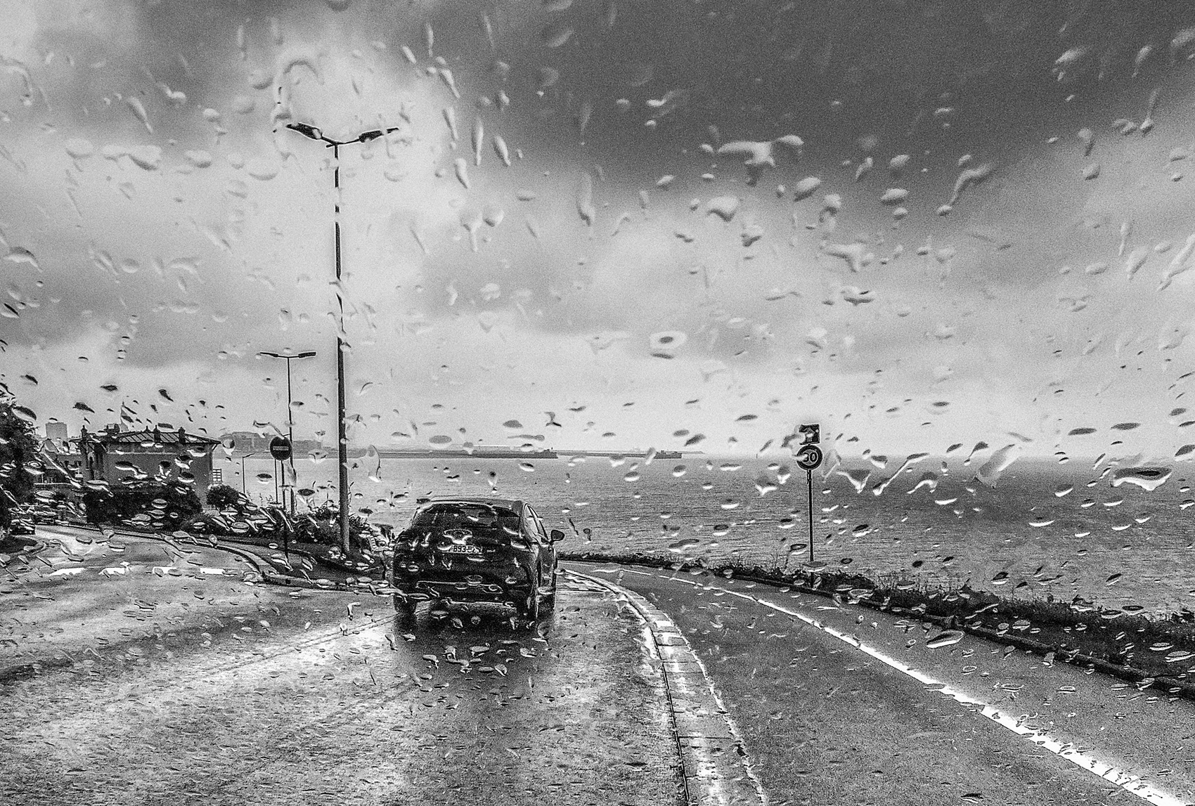 Al mare con la pioggia