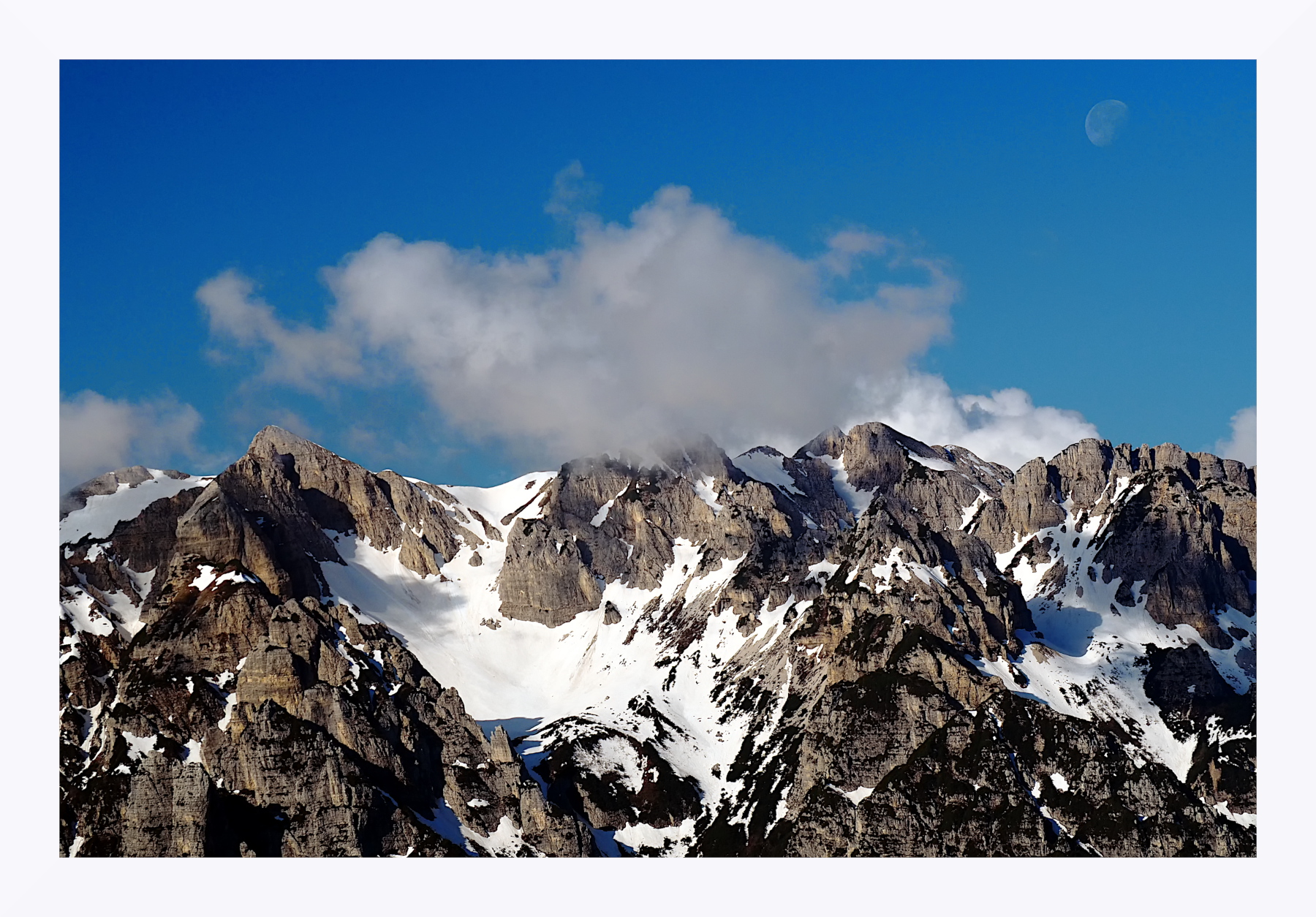 Monte Carega con luna calante