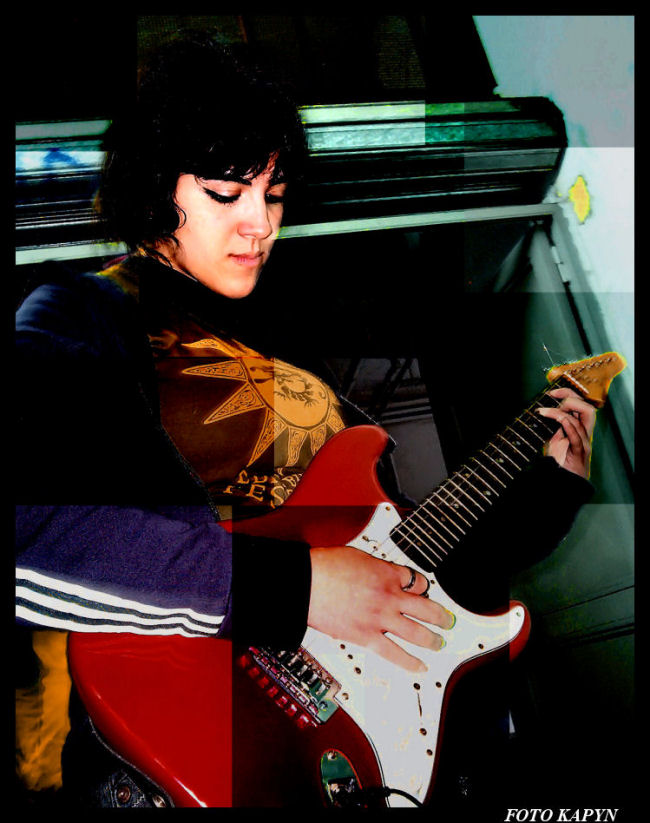 ThE gIrL wItH tHe GrEeN nAiL pOlIsH