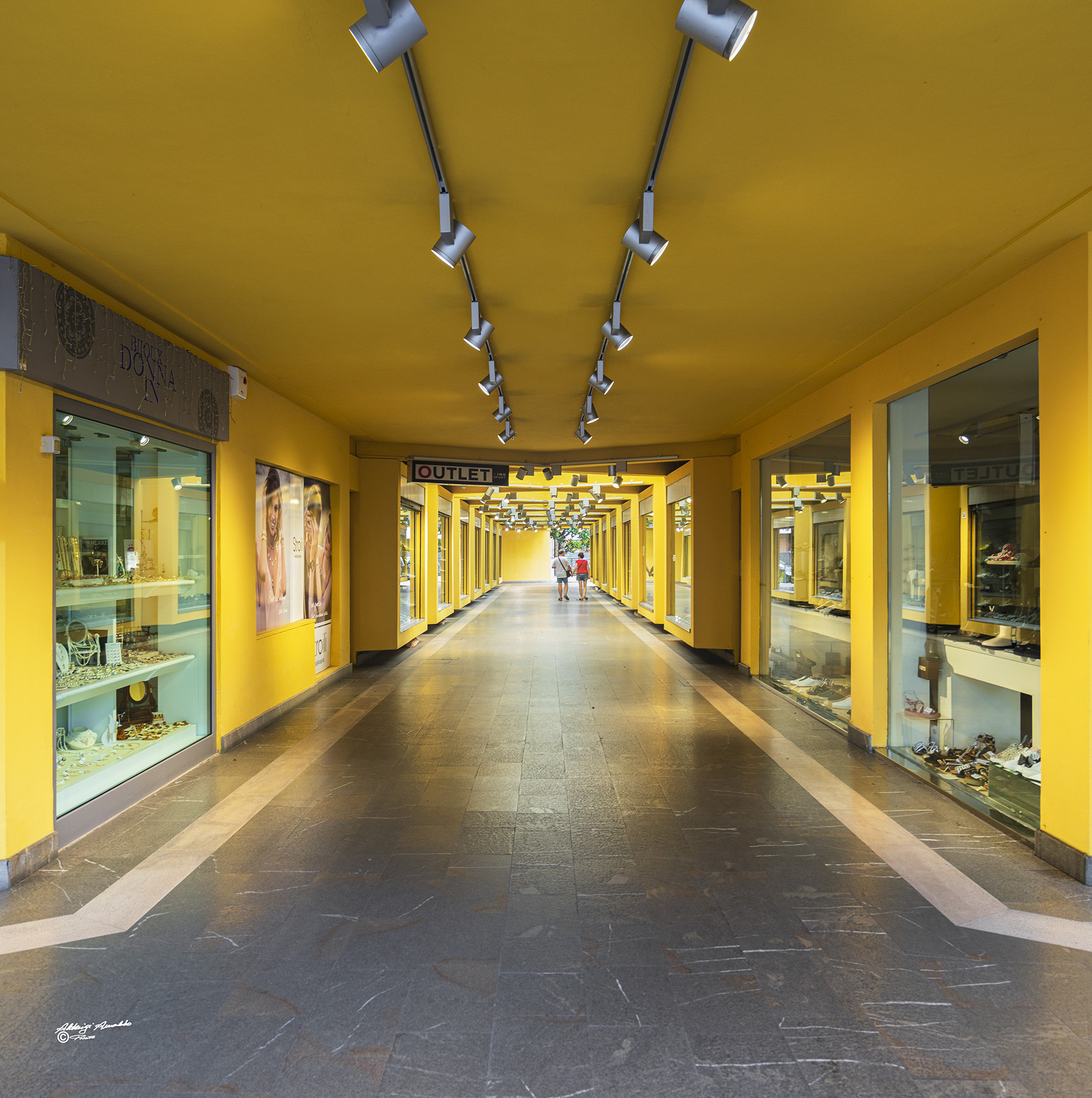 Vetrine in galleria 2.. Cattolica