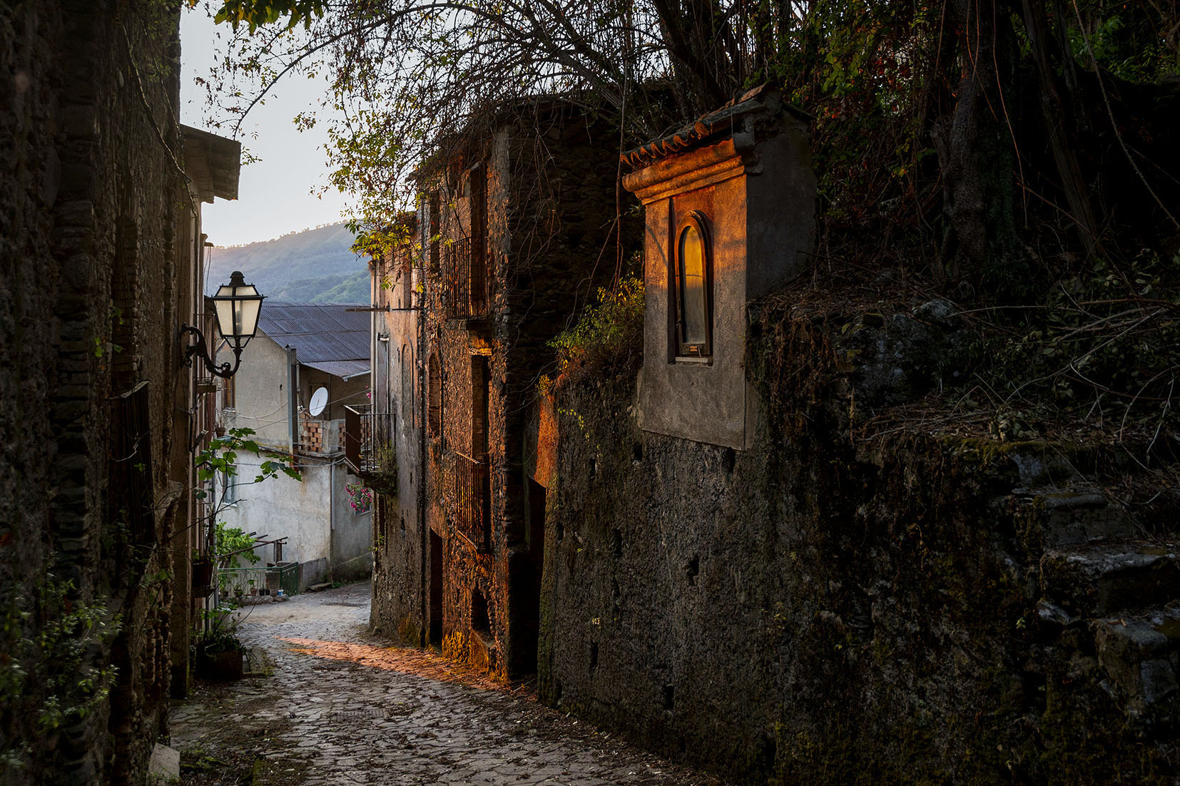 Borgo abbandonato al tramonto