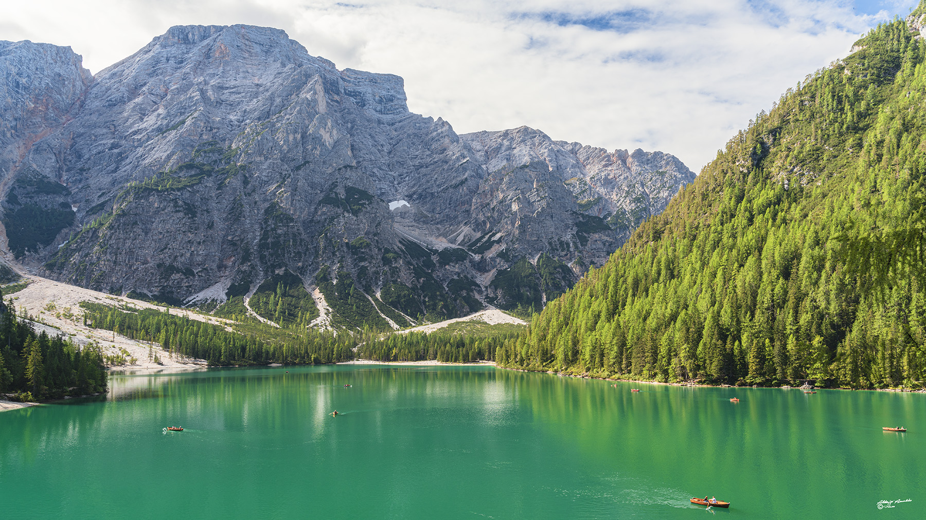 La montagna.. domina sul lago Braies..