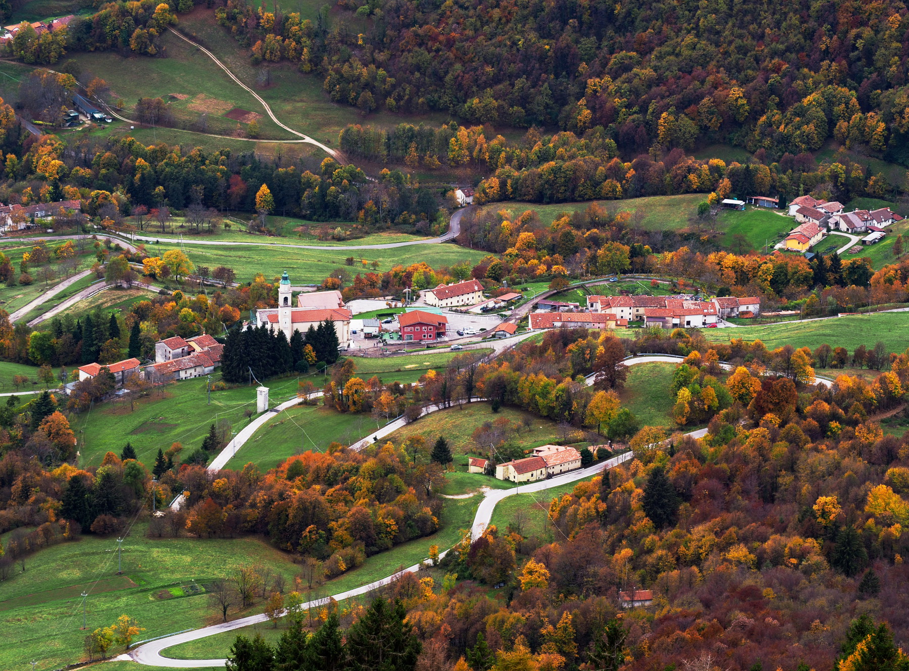 Villaggio nell'autunno