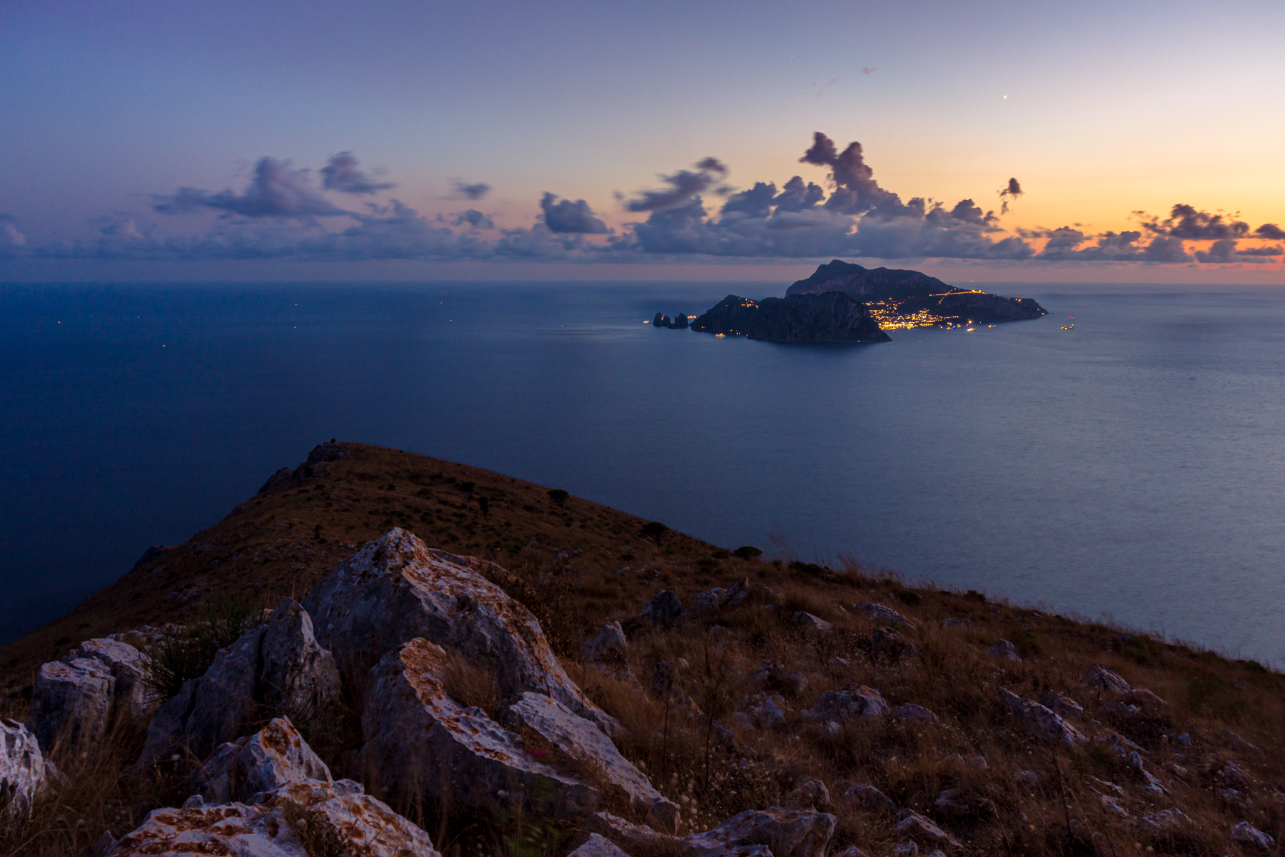 L'isola di Capri dopo il tramonto