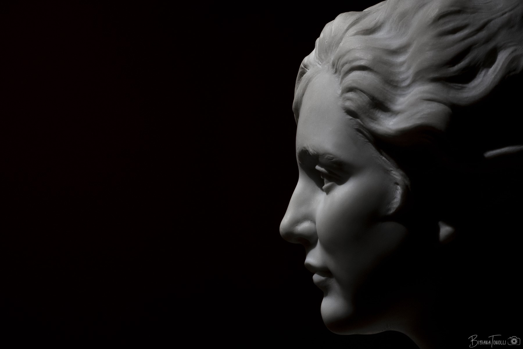 Busto di giovane donna.