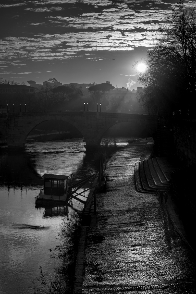 I primi raggi sul fiume di Roma