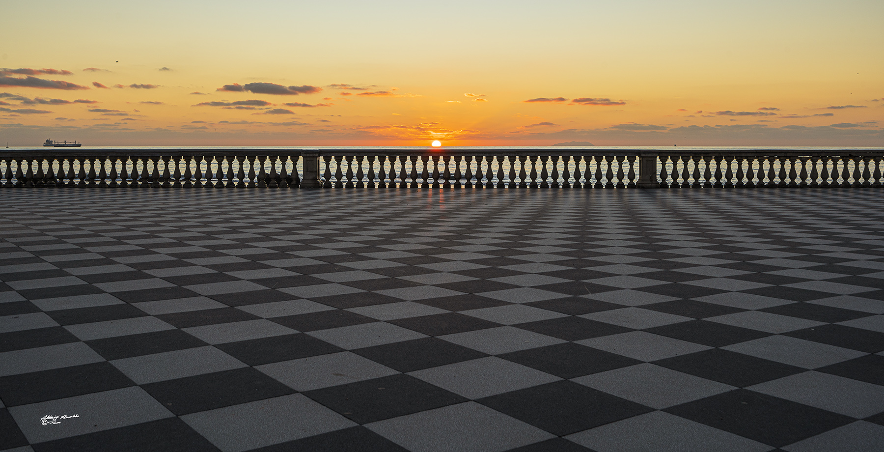 Piazza Mascagni al calar del sole senza visitatori..