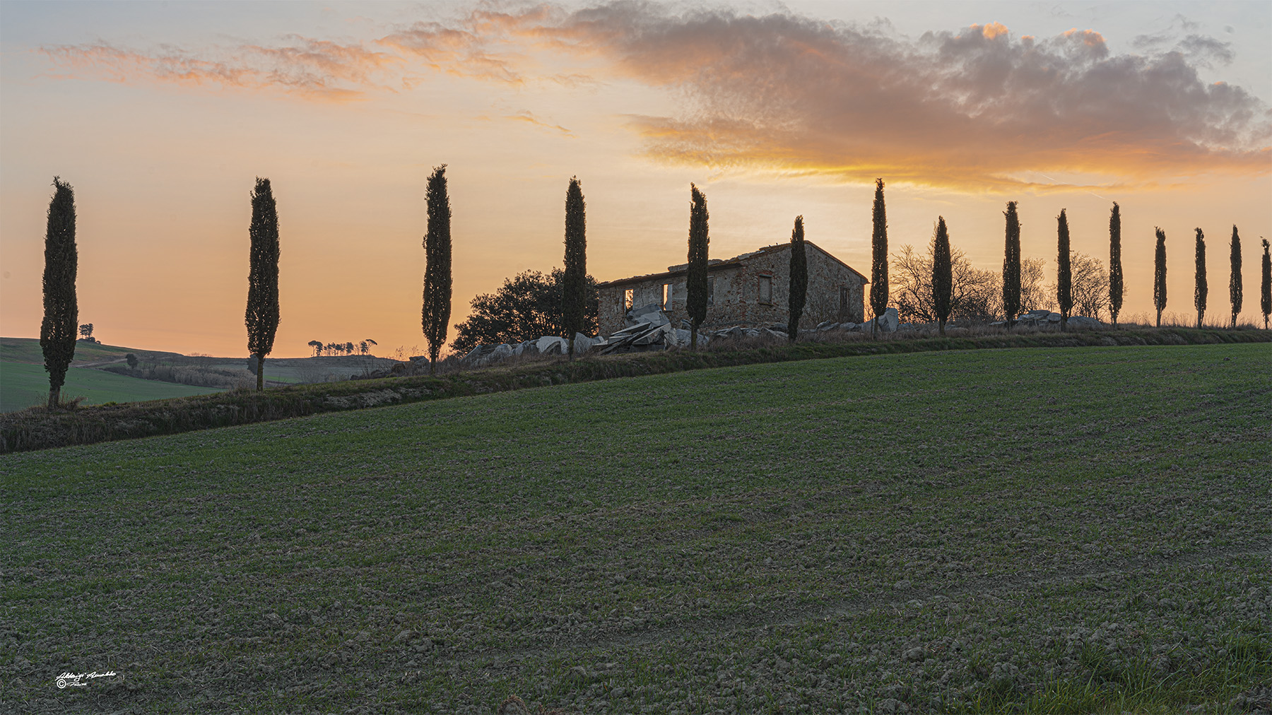 Il vecchio casolare all'alba..