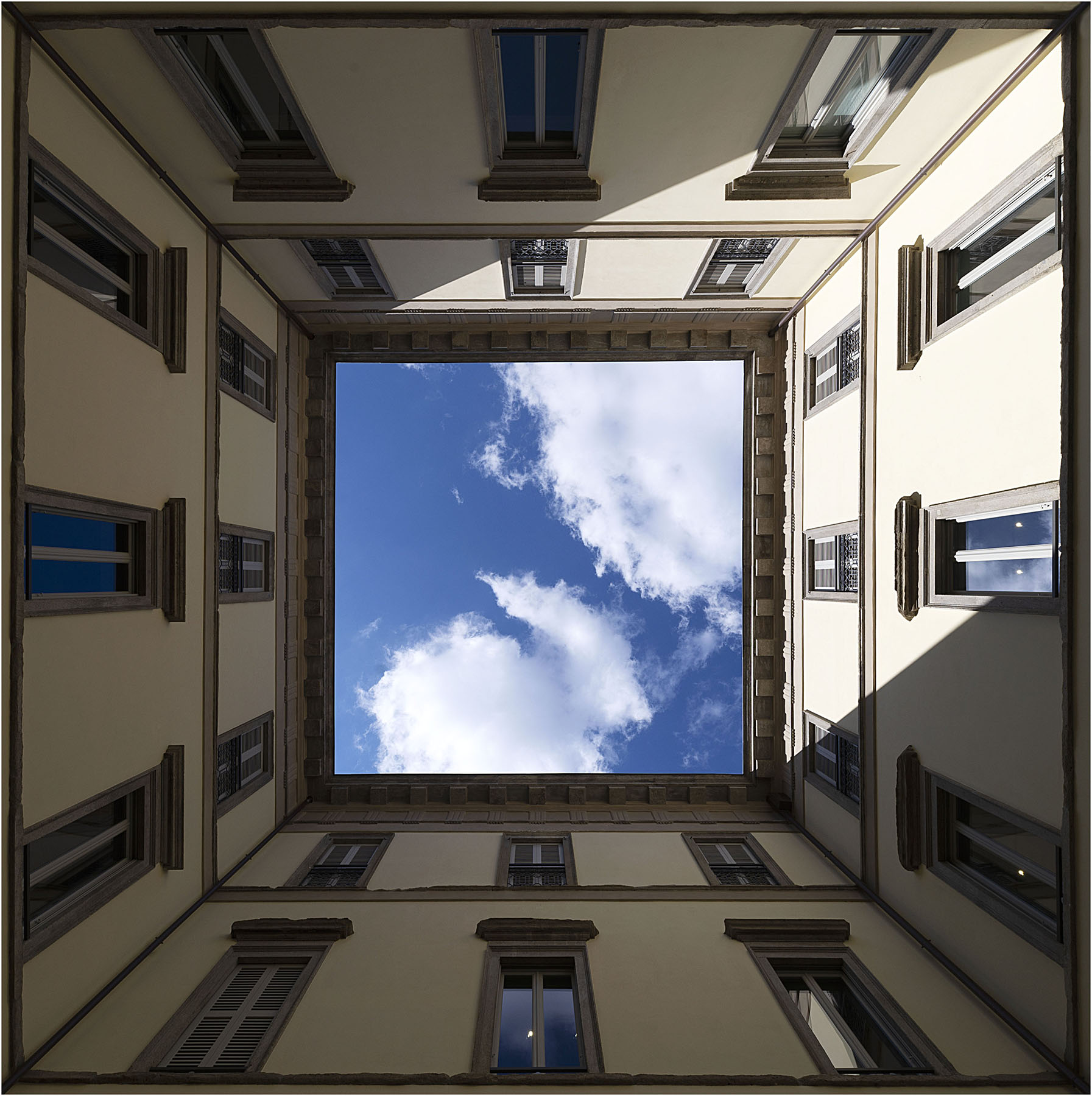 Il cielo in un cortile