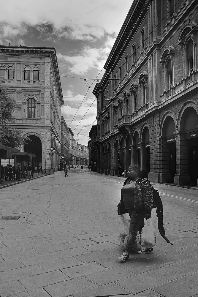 Sola me ne vo per la citt�