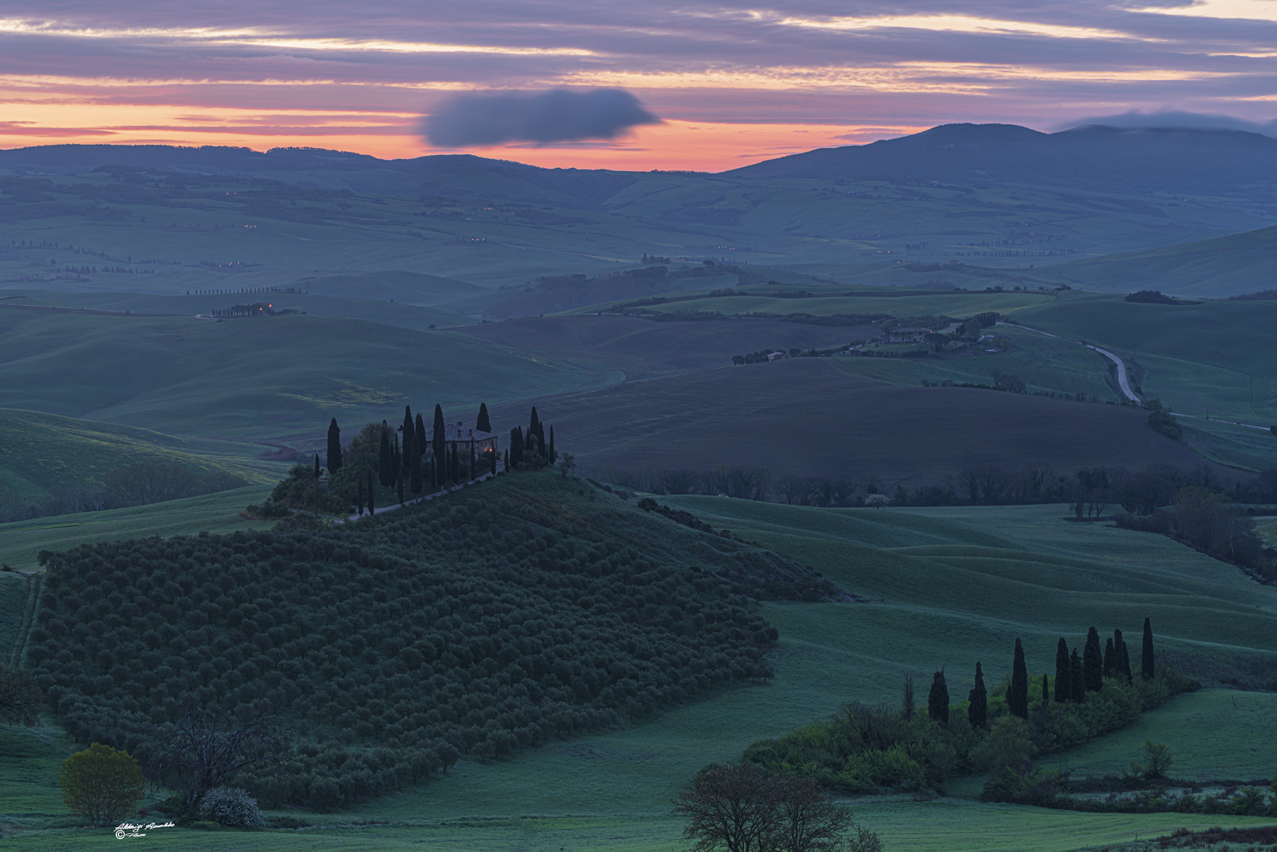 L'alba che si preannuncia contrastata.. Val D'orcia.