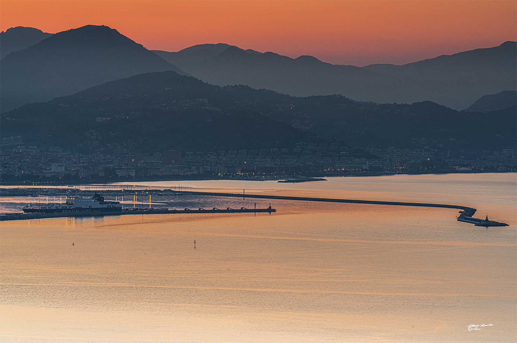 l'ora d'oro dell'alba.. Vietri. Costa Amalfitana.