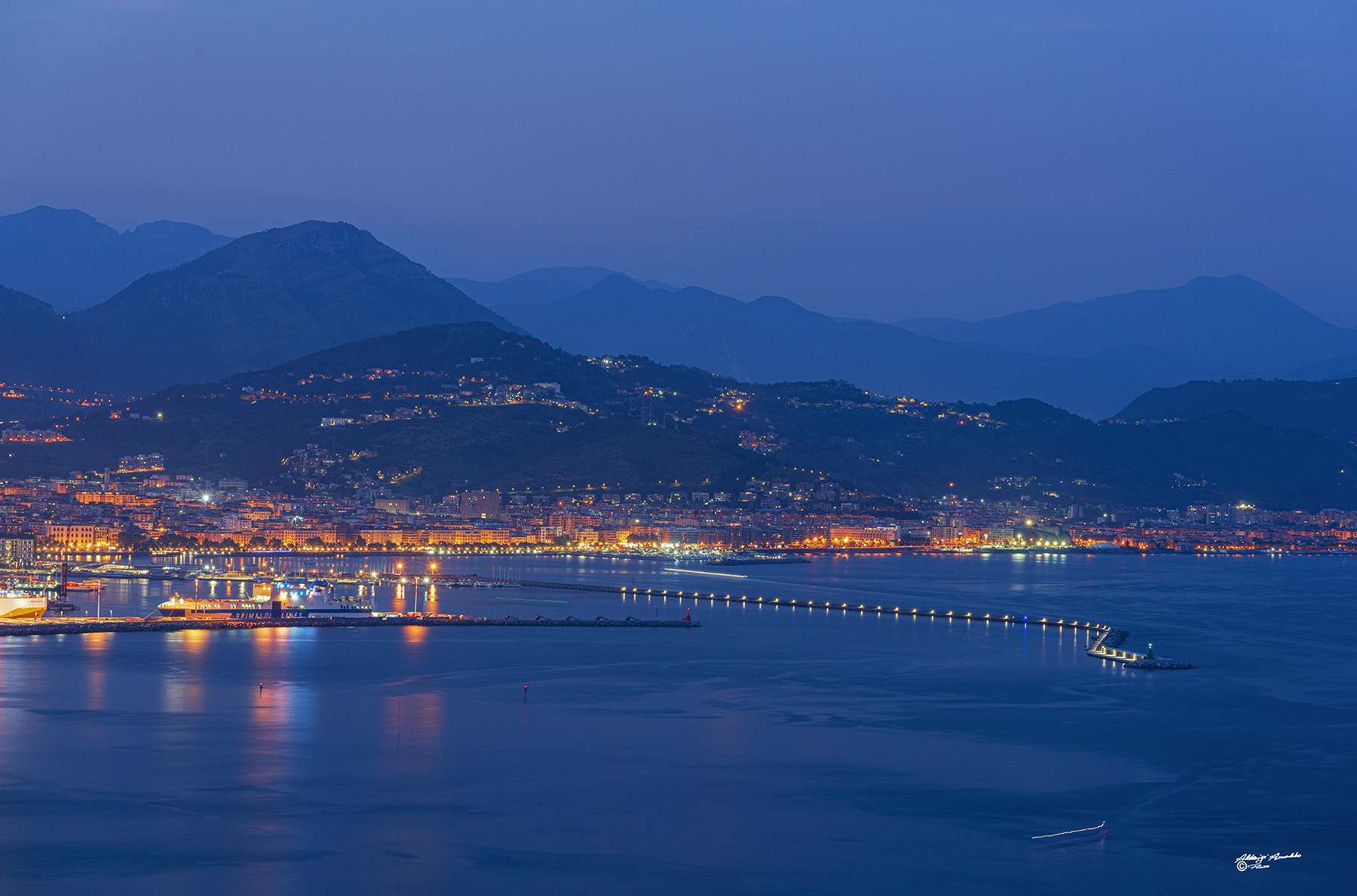 Cala la sera.. Porticciolo di Vietri. Costa Amalfitana.