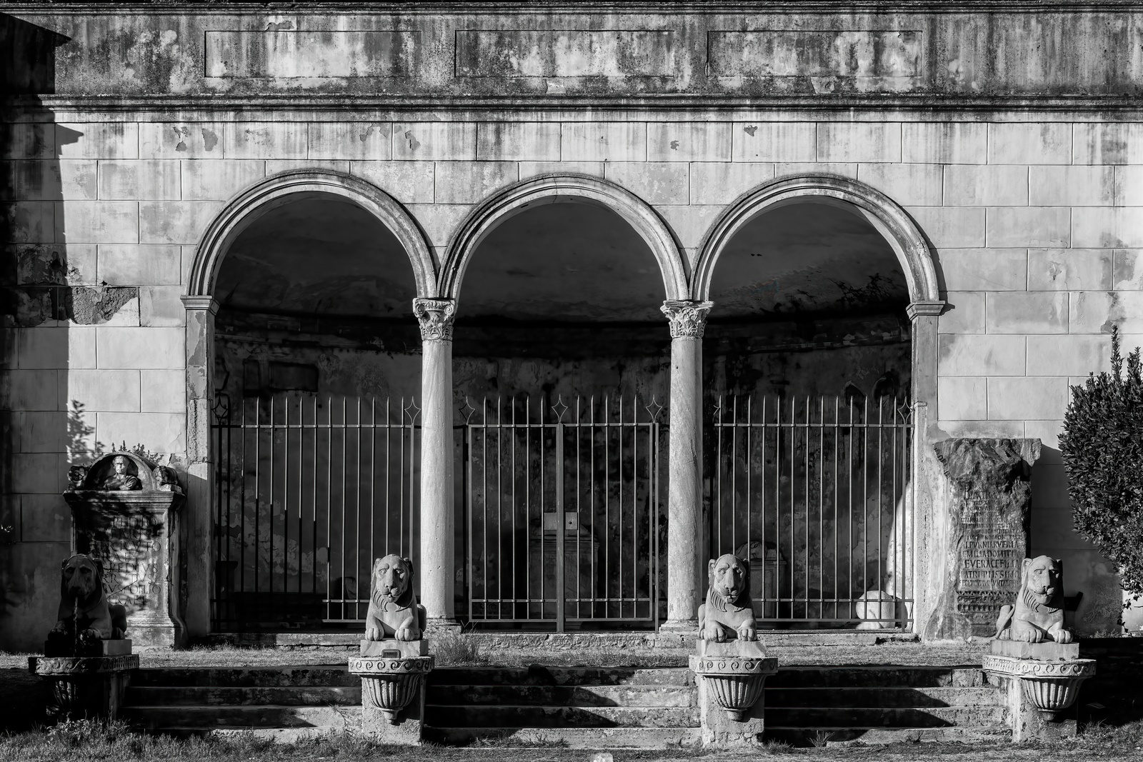 Roma - Villa Borghese - Portico dei Leoni