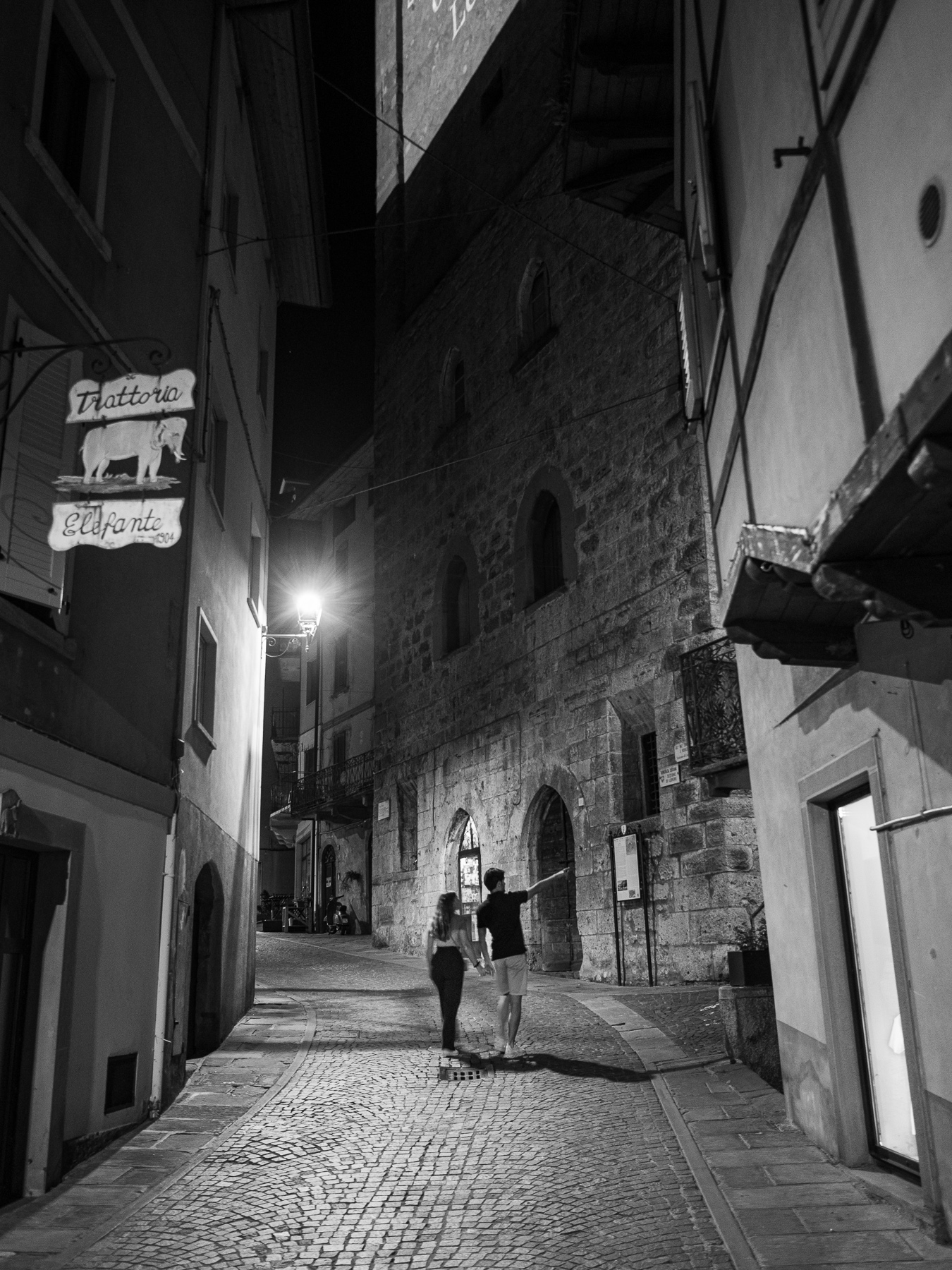 Innamorati nel borgo antico