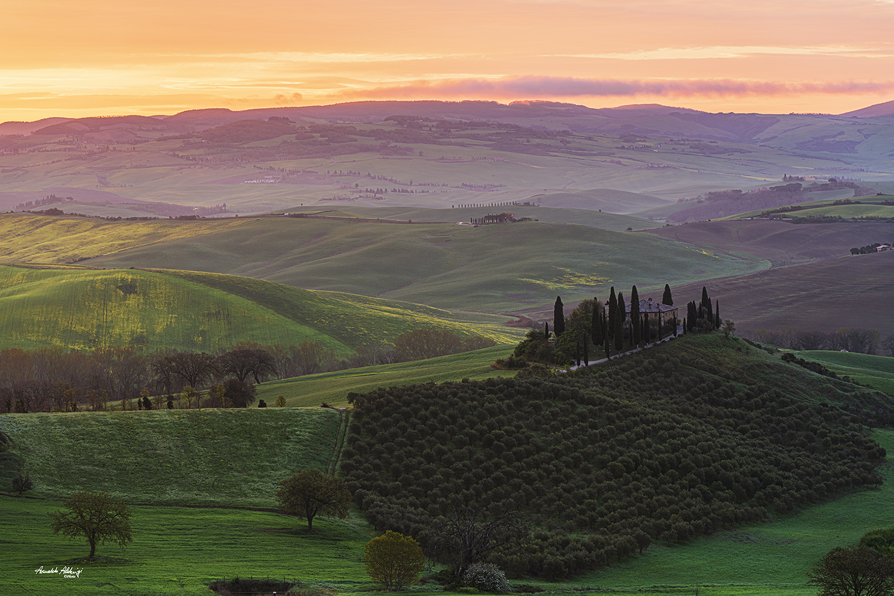 Podere Belvedere al sorgere dell'alba.. Val d'orcia.
