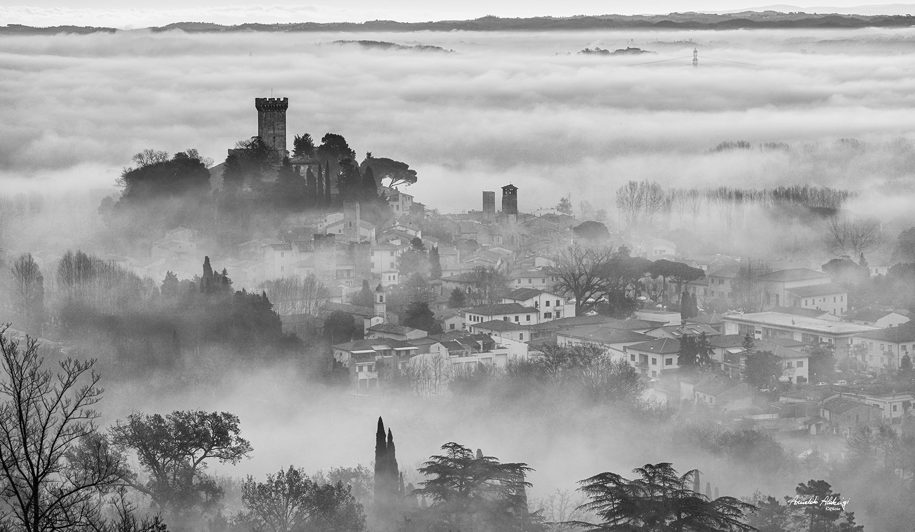 La Rocca Brunelleschi ed il borgo nella nebbia..