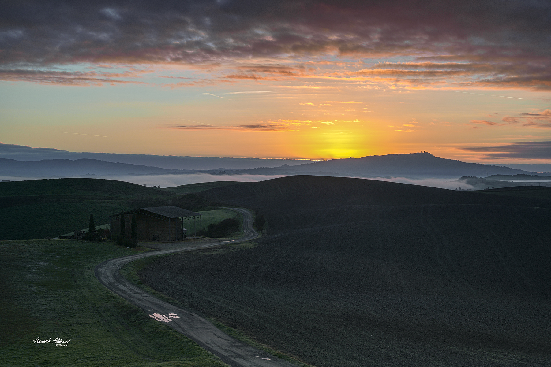 La stradina di campagna e la capanna all'alba..