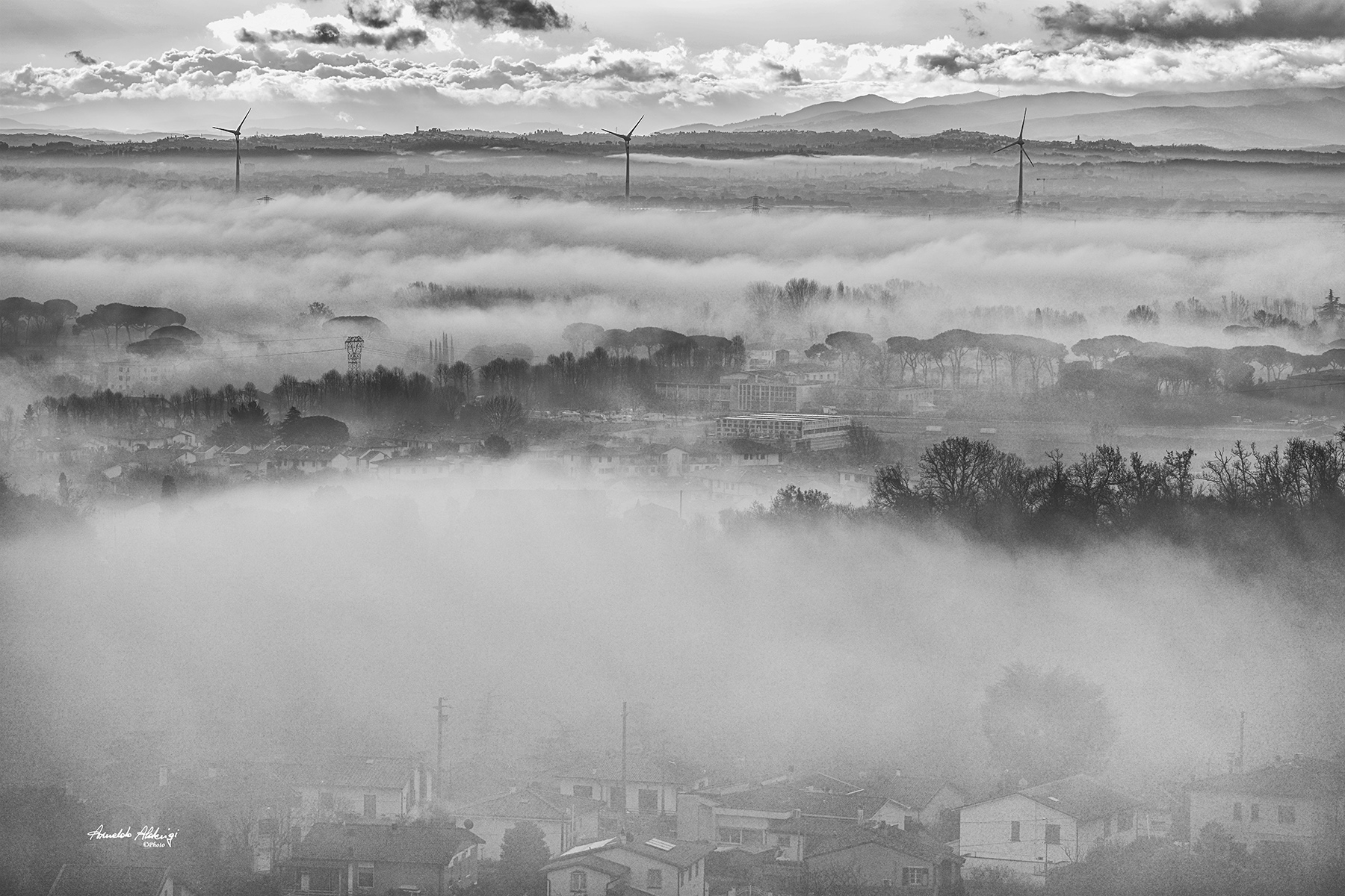 Le pale che emergono dalla foschia..