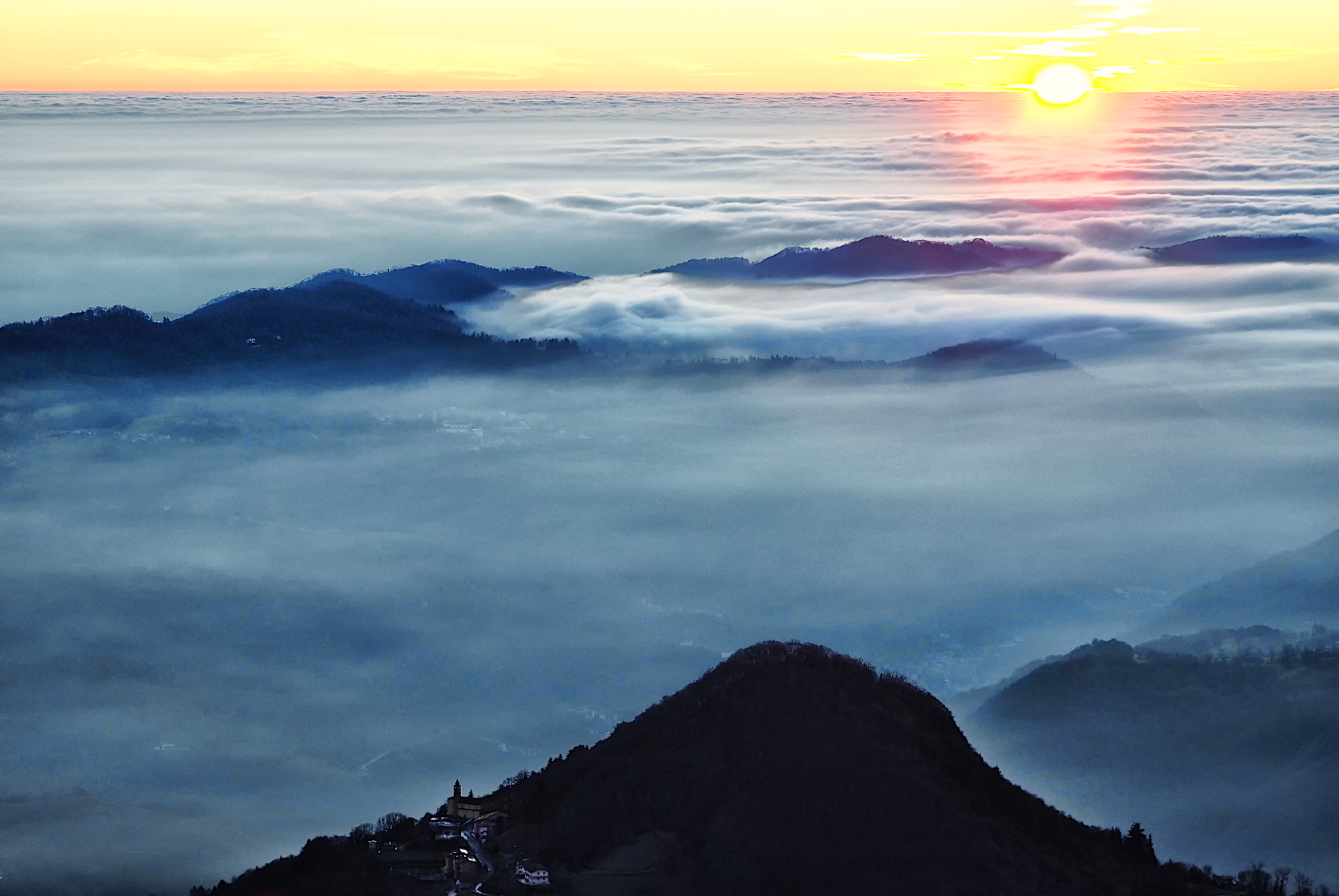 Alba sopra le nebbie