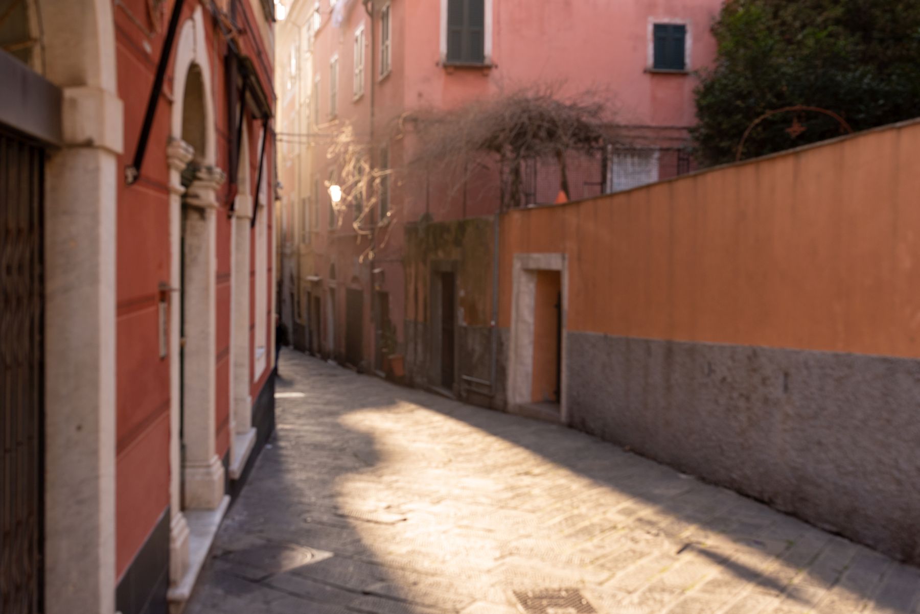 Giochi di luce in una viuzza di Lerici