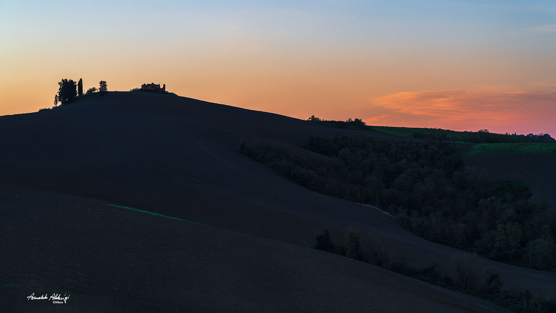 Primi albori su la collina.