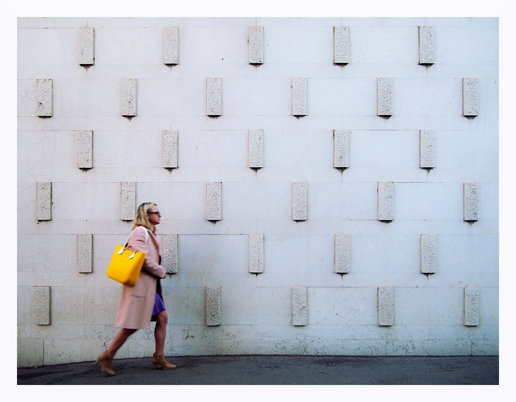 Passante con borsa gialla