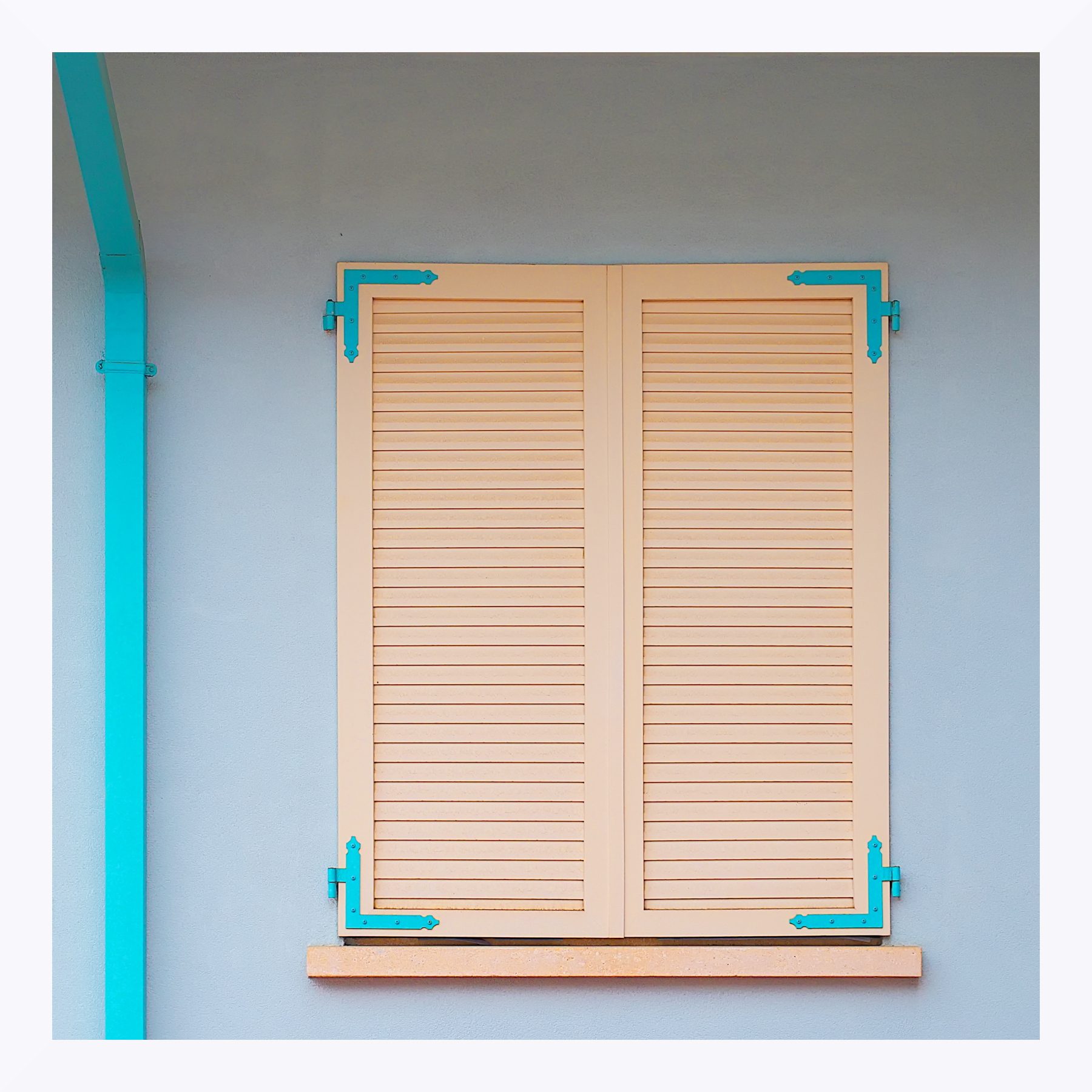 Finestra con tubo di grondaia