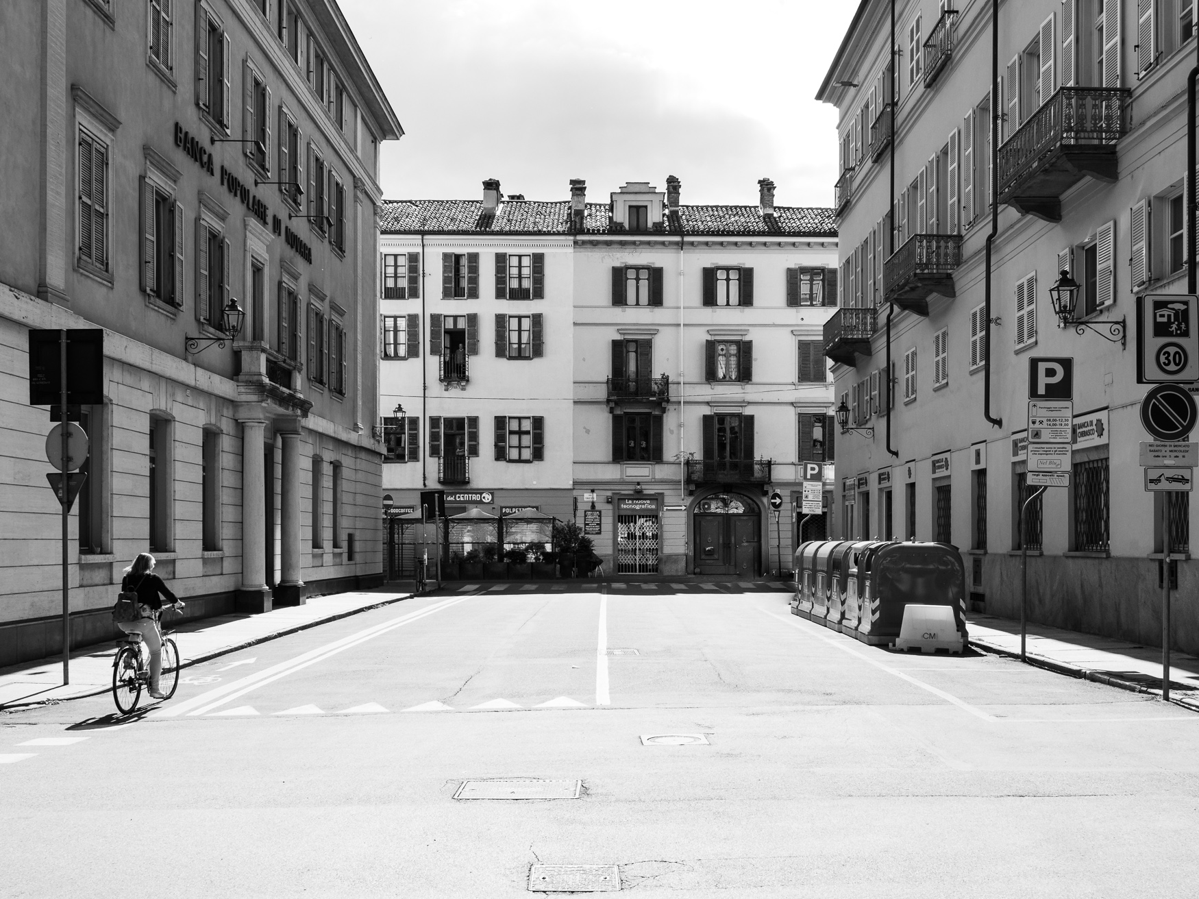 Sola me ne vo per la citt�