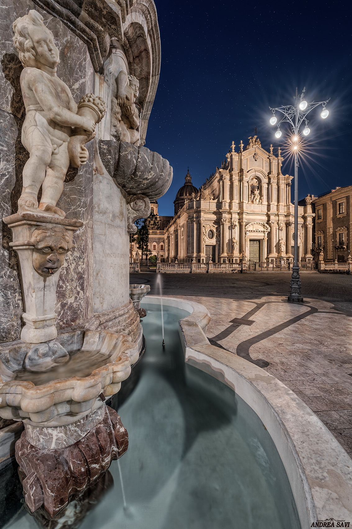 Catania Scorcio di p.zza Duomo con la fontana appena restaurata