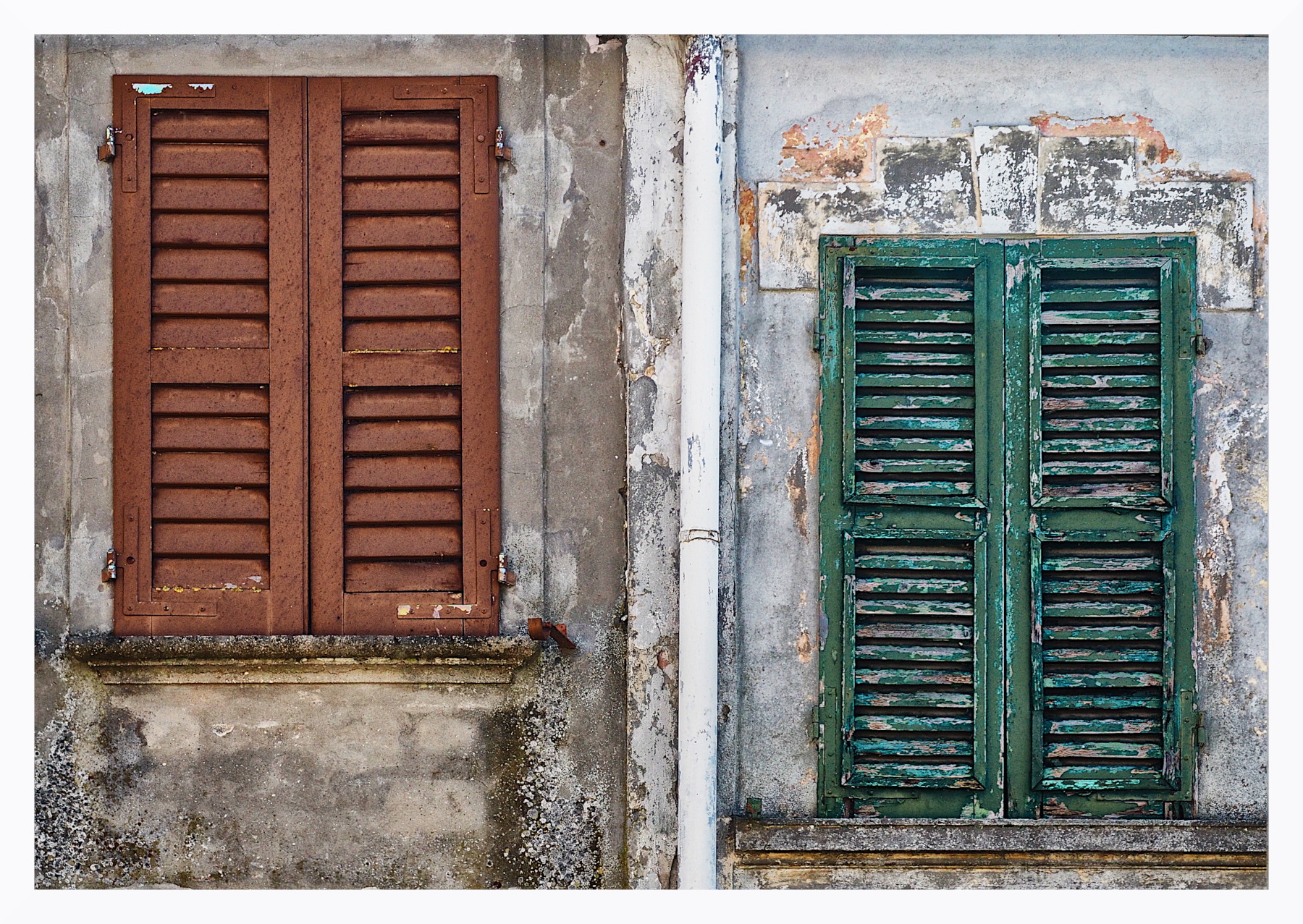 coppia di finestre in abbandono
