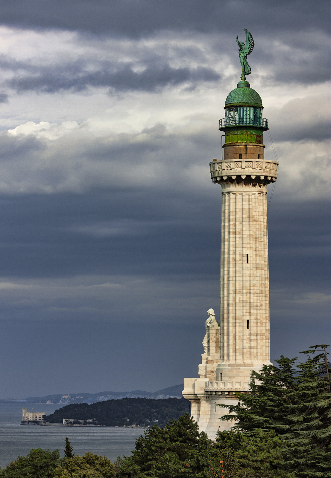 faro dell Vittoria e castello di Miramare