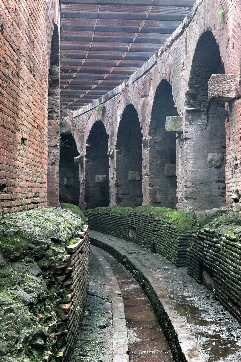 Nel ventre dell'anfiteatro.