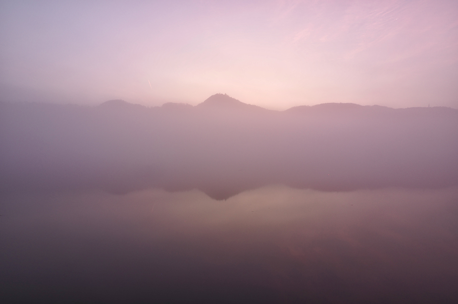 Lago nebbioso all'alba