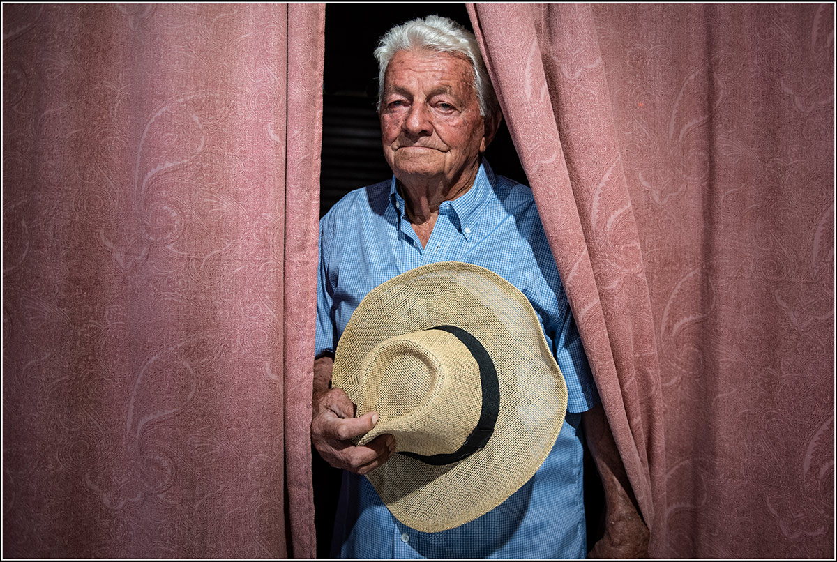 Col cappello in mano