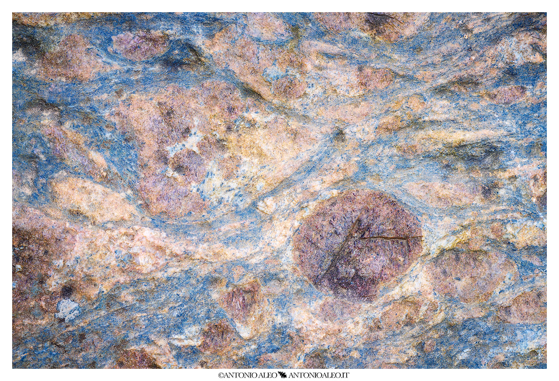 Luna rossa al tramonto