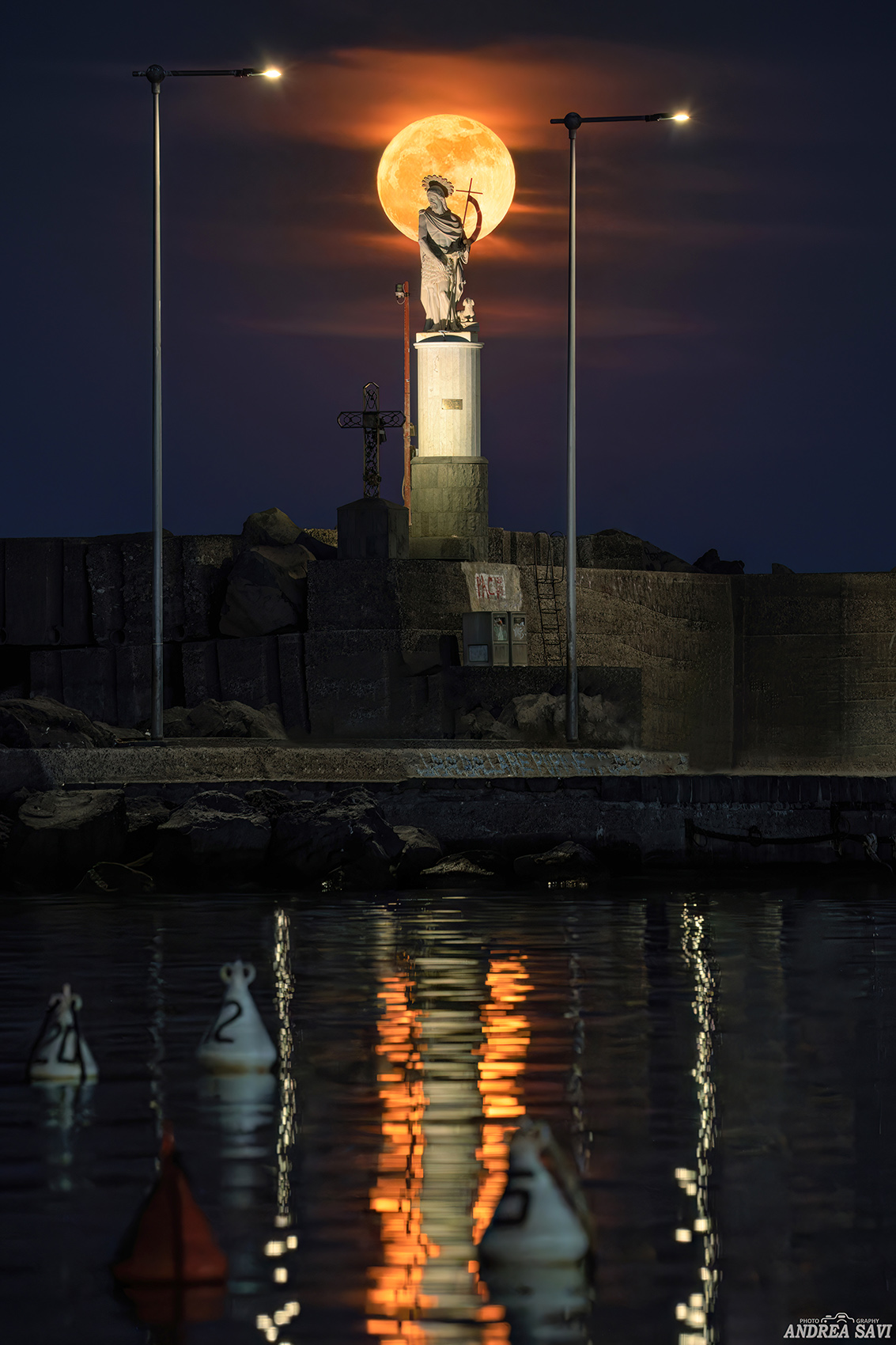 La Luna e San Giovanni Battista rispecchiano sul porto d'Acitrezza...