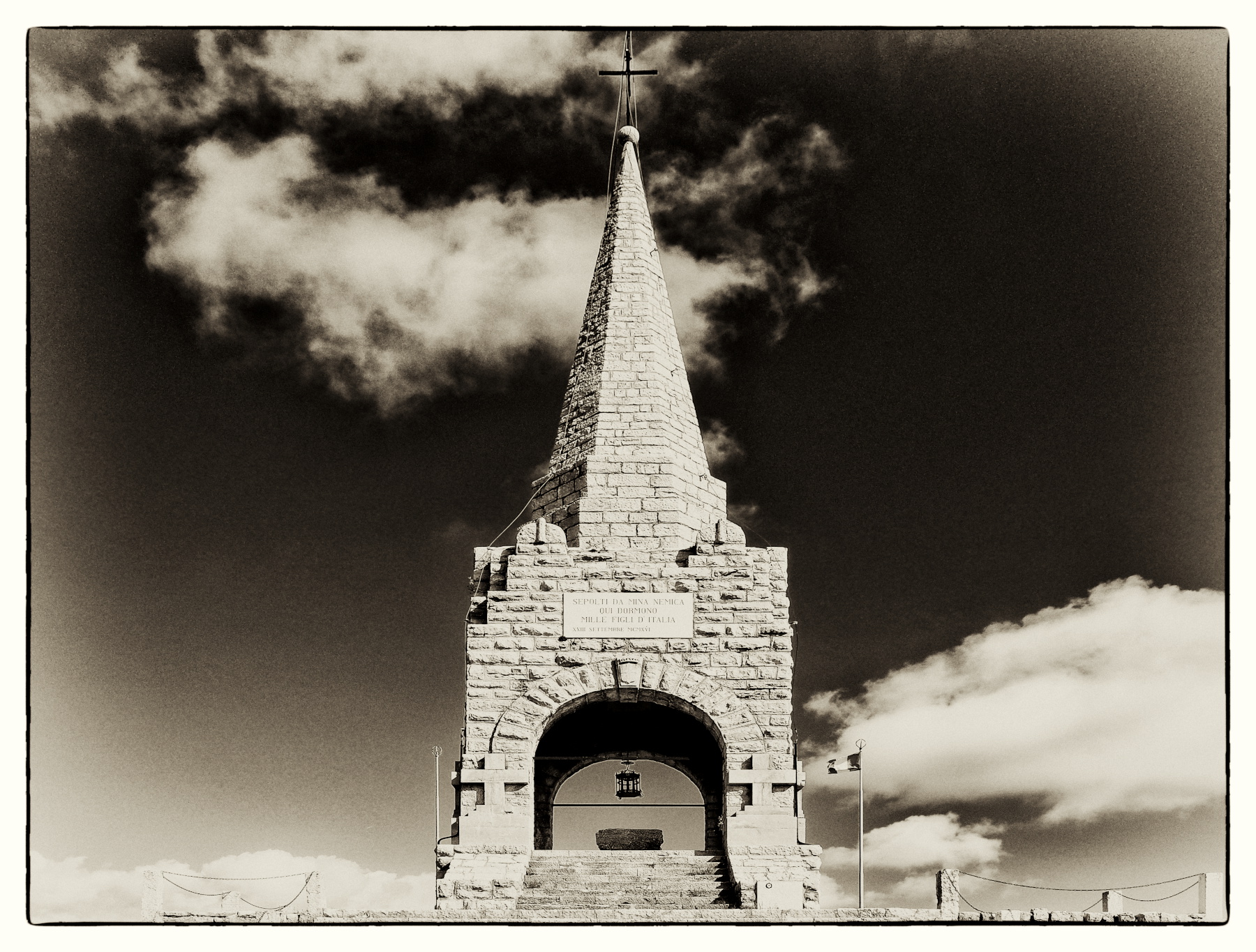 'Sepolti da mina nemica qui dormono mille figli d'Italia'