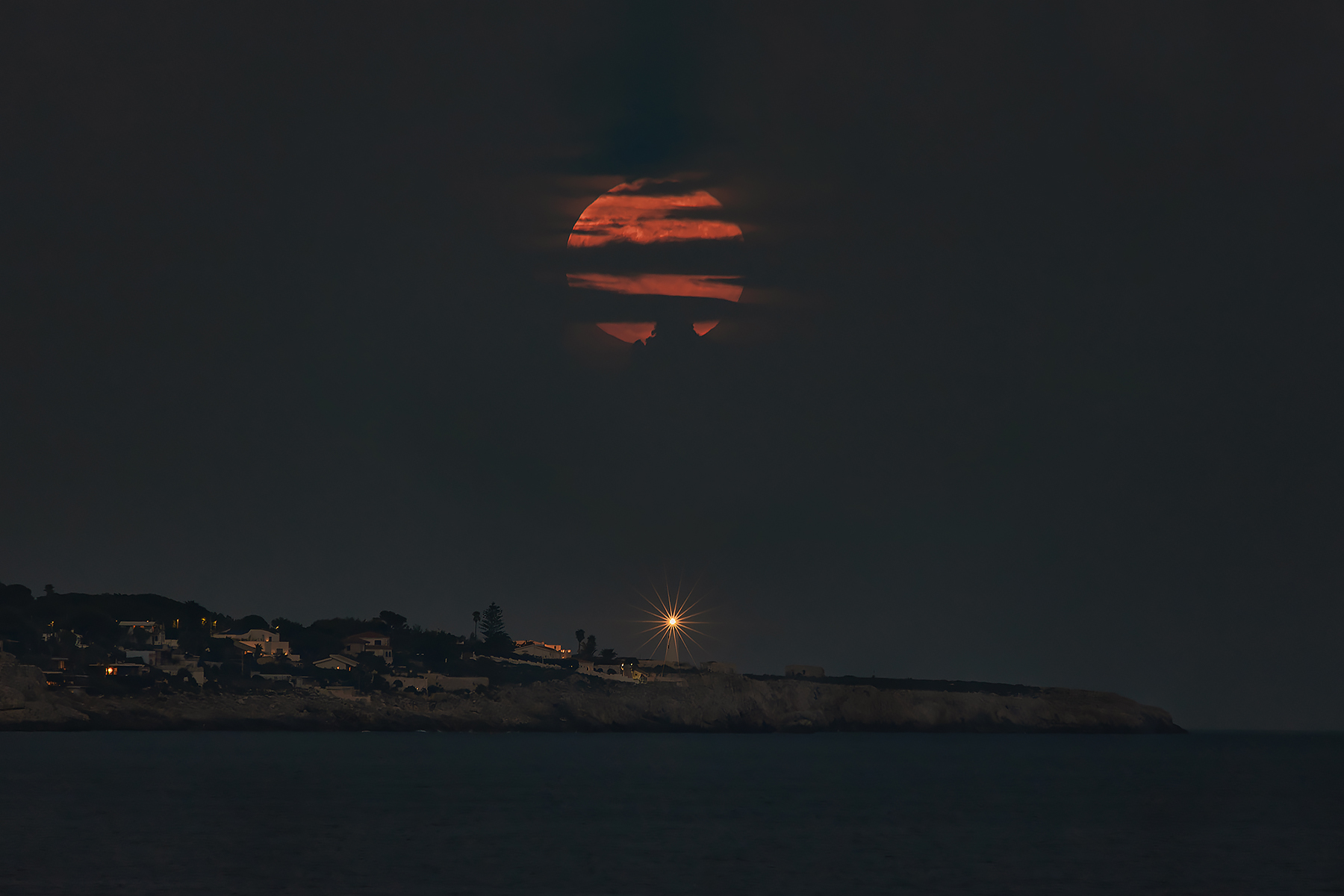 Luna rossa sul fFaro murro di Porco